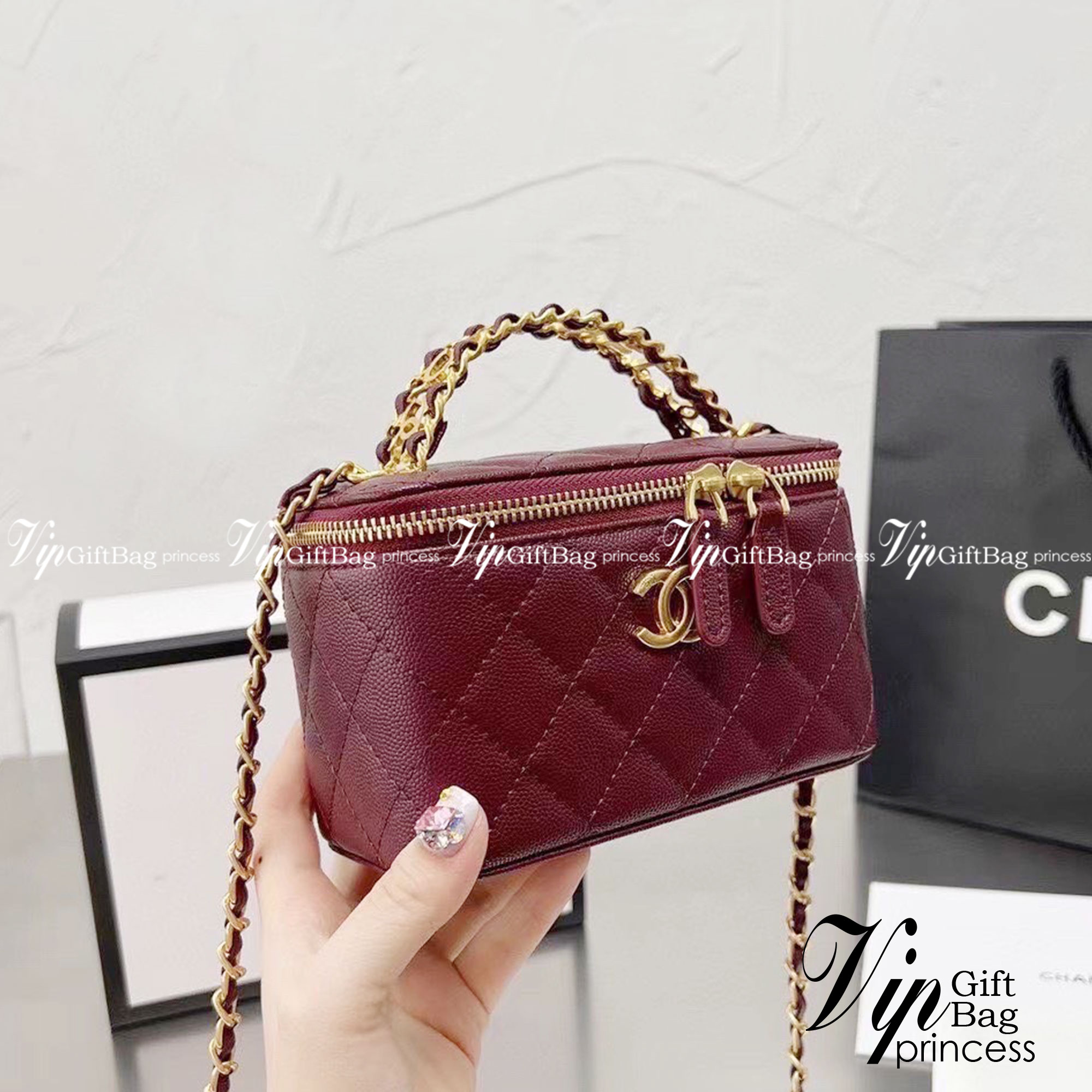 CHANEL VANITY Handle / Chanel vanity with chain and top handle กระเป๋าทรงกล่อง Vanity ซีซั่นใหม่ล่าสุด พร้อมกับหูจับอะไหล่ทอง แต่งโลโก้แบรนด์ สวยหรูมาก หนังฟูสวยใส่โทรศัพท์ได้สบายๆ เลยค่ะ มีช่องสำหรับใส่การ์ด ฮอตสุด น่ารักสุด กระเป๋าทรงกล่องใบเล็กน่ารัก ง