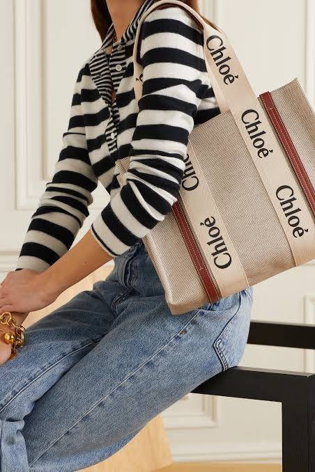 CHLOÉ Woody large leather-trimmed cotton-canvas tote กระเป๋าแบรนด์ดังจากสัญชาติฝรั่งเศส เป็นที่ชื่นชอบของเซเลบริตี โคลเอ้รุ่นนี้เป็นสไตล์วินเทจ เรียบหรูและดูดี ออกแบบมาเพื่อการใช้งานที่ง่ายแสนง่าย และยังจุของได้ไม่น้อยเลยทีเดียว เพิ่มความมีเสน่ห์และแข็งแร