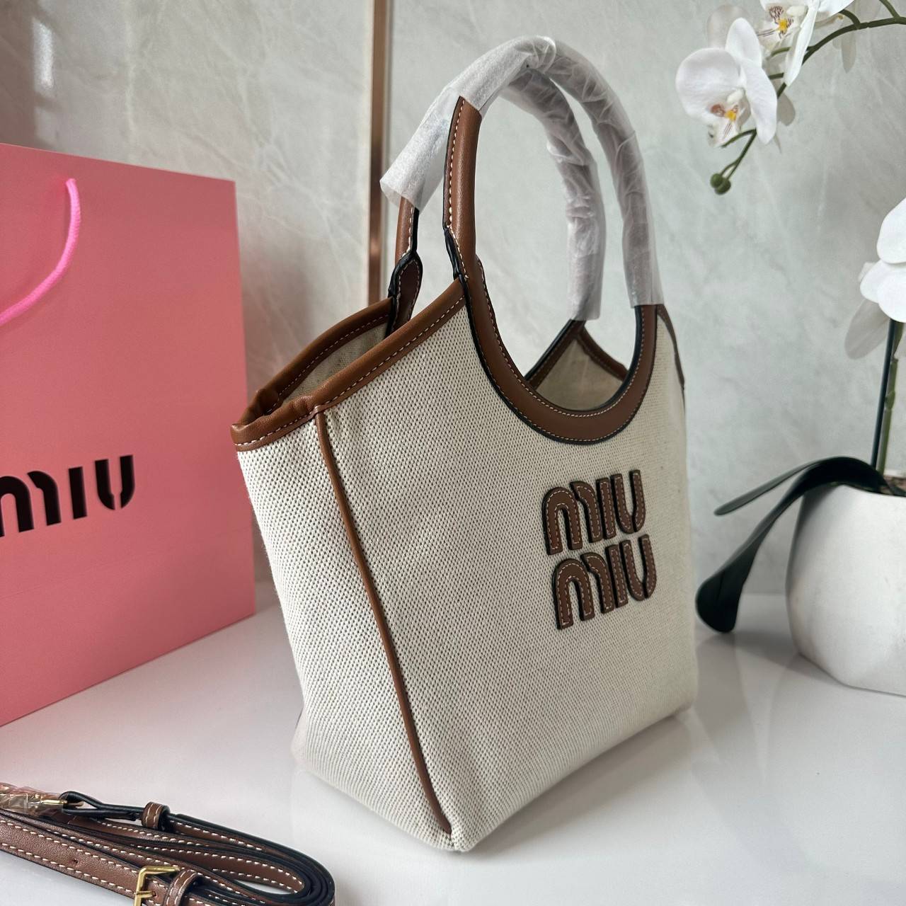 MIU MIU IVY CANVAS BAG / MIU MIU TOTE IVY MINI กระเป๋าถือหรือสะพายข้างทรงโท้ท รูปทรงทันสมัยน่ารัก สวยหรูมากๆคะ