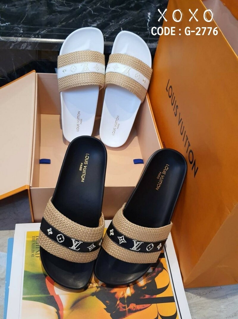 Louis Vuitton แตะสวม สวยเก๋ ใส่สบาย วัสดุผ้ากระสอบ คาดลาย LV นุ่มใส่สบาย ยางร่องบุ๋ม ใส่กระชับเท้า แมทส์ชุดง่าย น้ำหนักเบา