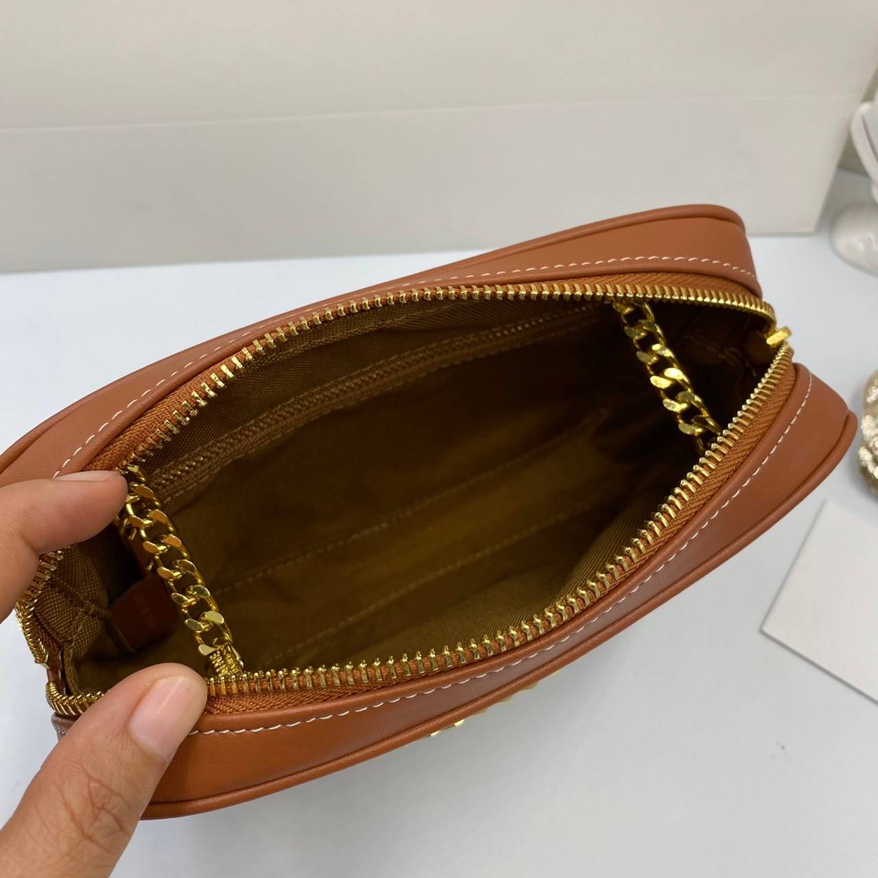 VIP GIFT 】หนังแท้ CELINE SMALL PATAPANS IN TRIOMPHE CANVAS AND CALFSKIN ดีไซน์สวยหรูฮิตสุดในเกาหลี! หนังสวยอยู่ทรง เปิดปิดด้วยซิปแบรนด์สีทอง ภายในโล่งกว้างและจุสามารถใส่มือถือ กระเป๋าสตางค์ ของใช้ได้เยอะ สายสะพายโซ่อะไหล่ทองหรูเลื่อนได้จะใช้สายคู่สะพายไหบ