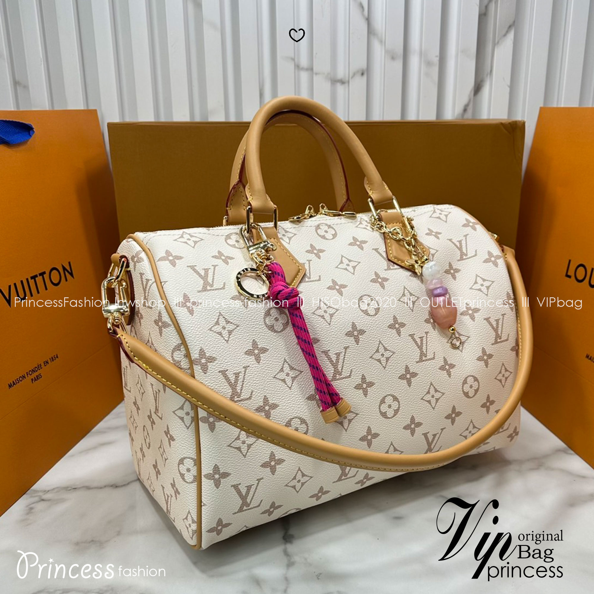 ORI หนังแท้ | LV Speedy Soft 30 Lucky Bag Monogram Dune/Pink กระเป๋าสะพายสปีดี้ทรงหมอน ทรงยอดนิยม สุดไอคอนิกดีไซน์ใหม่ แต่งแต้มสัมผัสเงางามดั่งอัญมณี ซับในสีชมพูพาสเทลตัดกัน โดดเด่นด้วยปมเชือกสีสันสดใส ตอกย้ำถึงความพิถีพิถันและใส่ใจในทุกรายละเอียด
