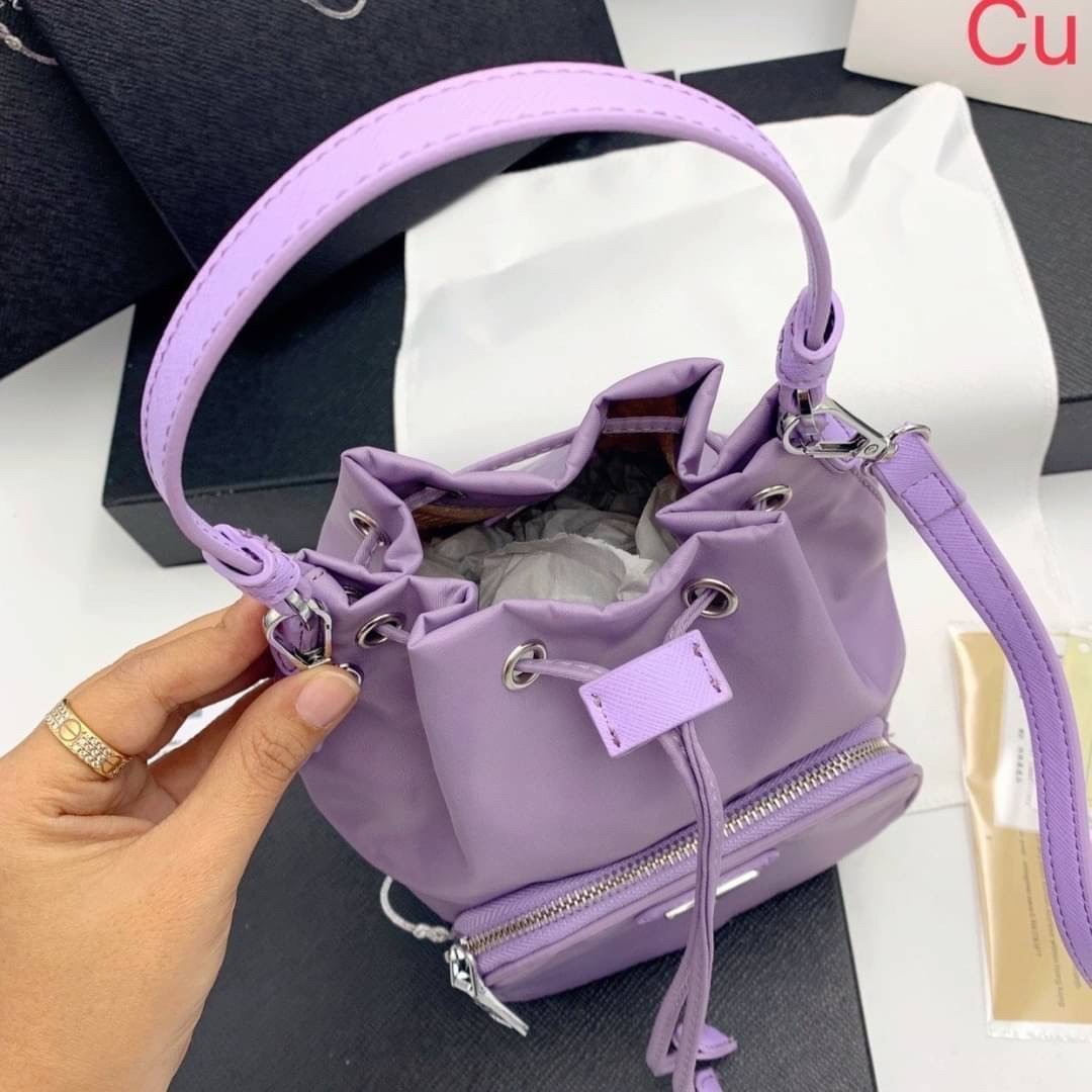Prada Duet Re-Nylon Bucket shoulder bag / Prada Nylon bucket bag Pastel กระเป๋าสะพายข้าง ไซส์มินิ น้องทรงขนมจีบ น่ารัก น่าใช้ พร้อมสายยาว(ถอดได้) สีพาสเทลน่ารักละมุนมากๆ ค่ะ