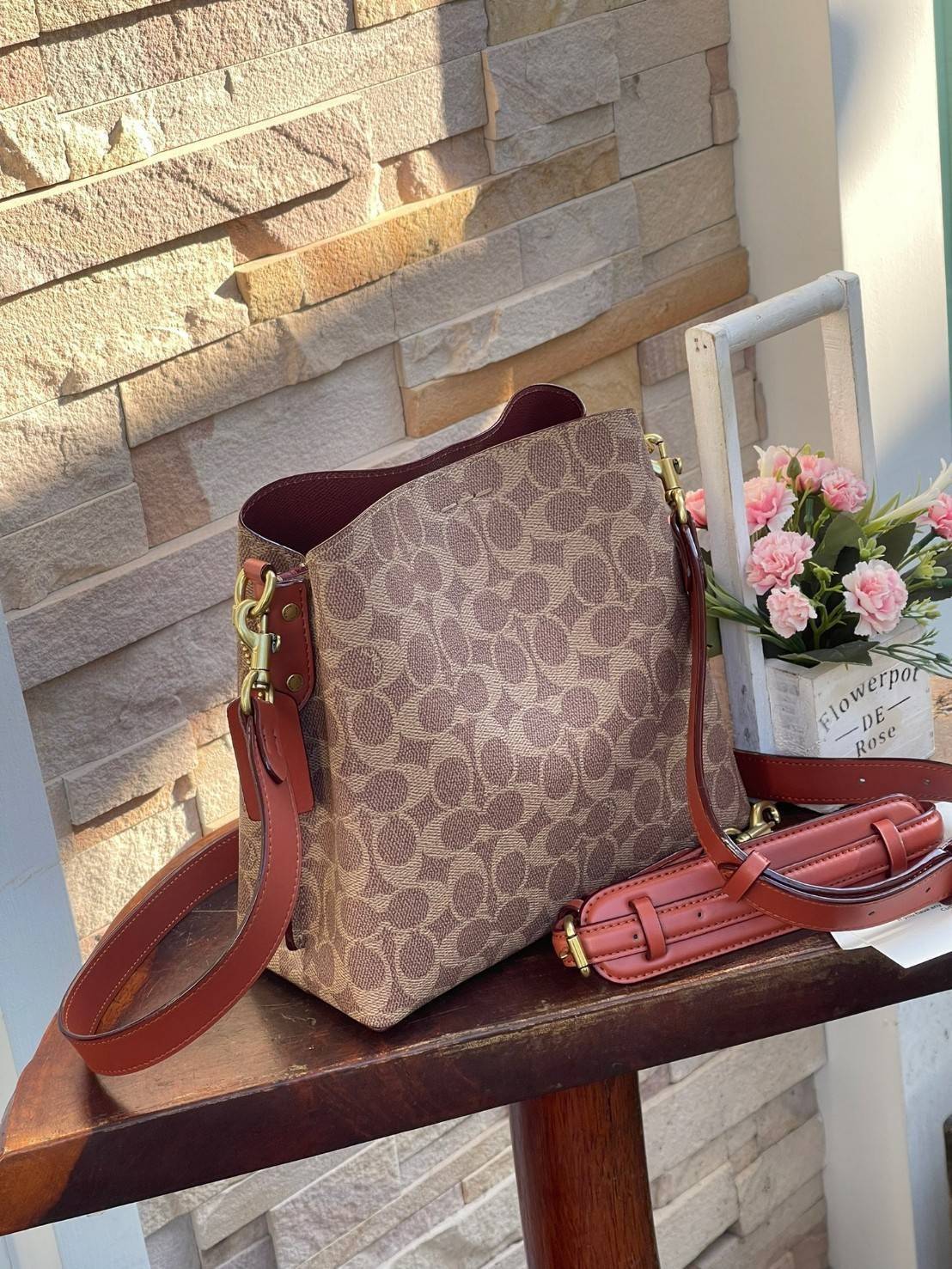 Coach Willow Bucket Bag In Colorblock รุ่นใหม่สุดปัง เป็นกระเป๋าสไตล์ใช้ได้ทุกวัน จุของได้เยอะและน้ำหนักเบา ไซส์กลางใช้หนังลายกรวด มีช่องใส่ของ 2 ช่องและมี 1 ช่องซิปตรงกลางไว้สำหรับใส่ของสำคัญ เปิดปิดแบบ turnlock ถือคล้องแขนหรือสะพายไหล่หรือสะพายข