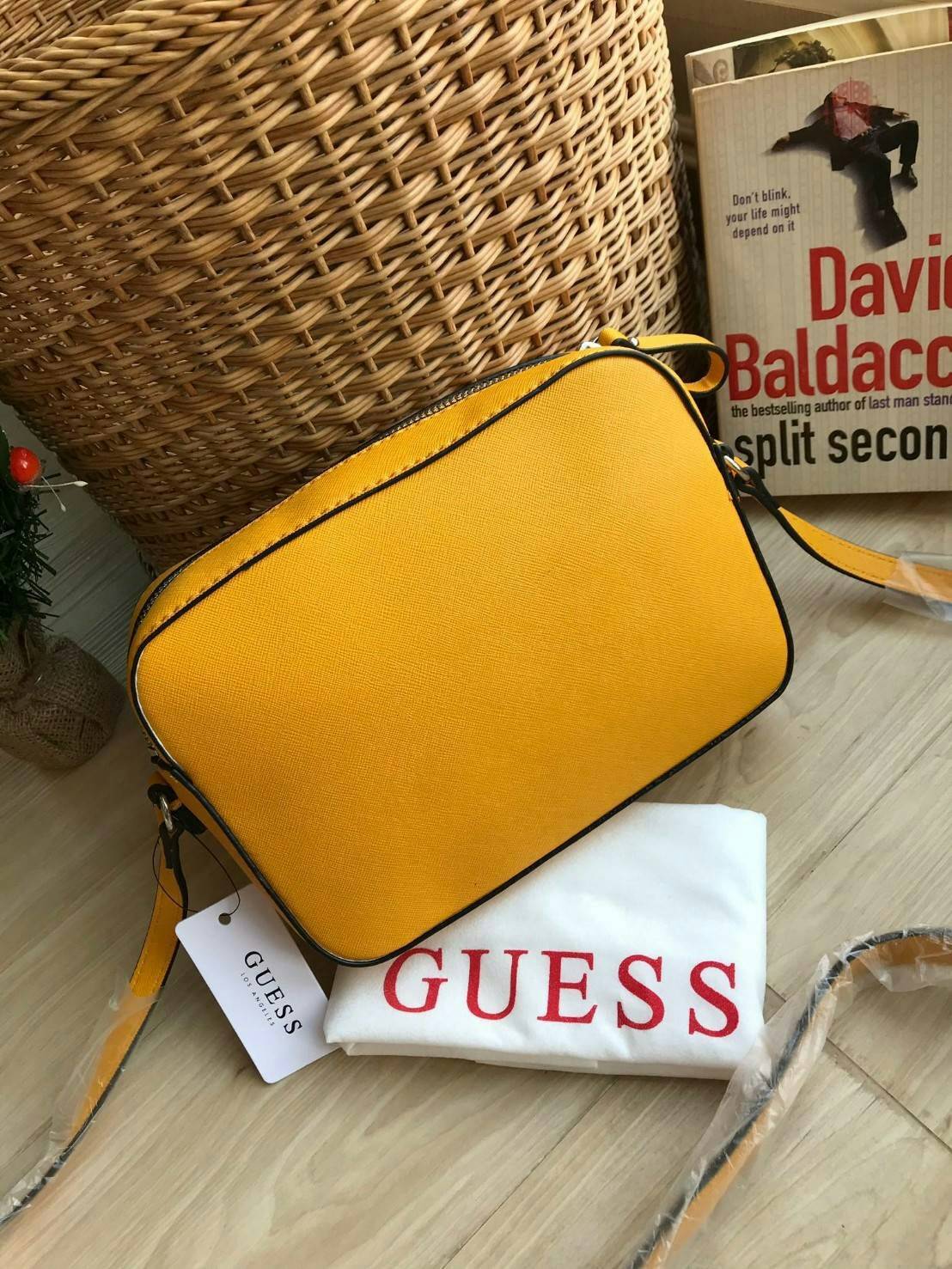 GUESS CROSSBODY BAG กระเป๋าสะพายรุ่นใหม่ ทรงเหลี่ยมตั้งอยู่ทรง วัสดุหนังSaffiano ด้านหน้าปั้มลายโลโก้นูน เปิดปิดด้วยซิปเดียวด้านบน ภายในกว้างใส่กระเป๋าสตางค์ใบยาวได้ ด้านหน้ามีช่องเล็ก1ช่อง ภายในมีช่องซิปเล็ก1ช่อง แยกเป็นสัดส่วน ด้านในบุผ้าลายสกรีน น้ำหนั