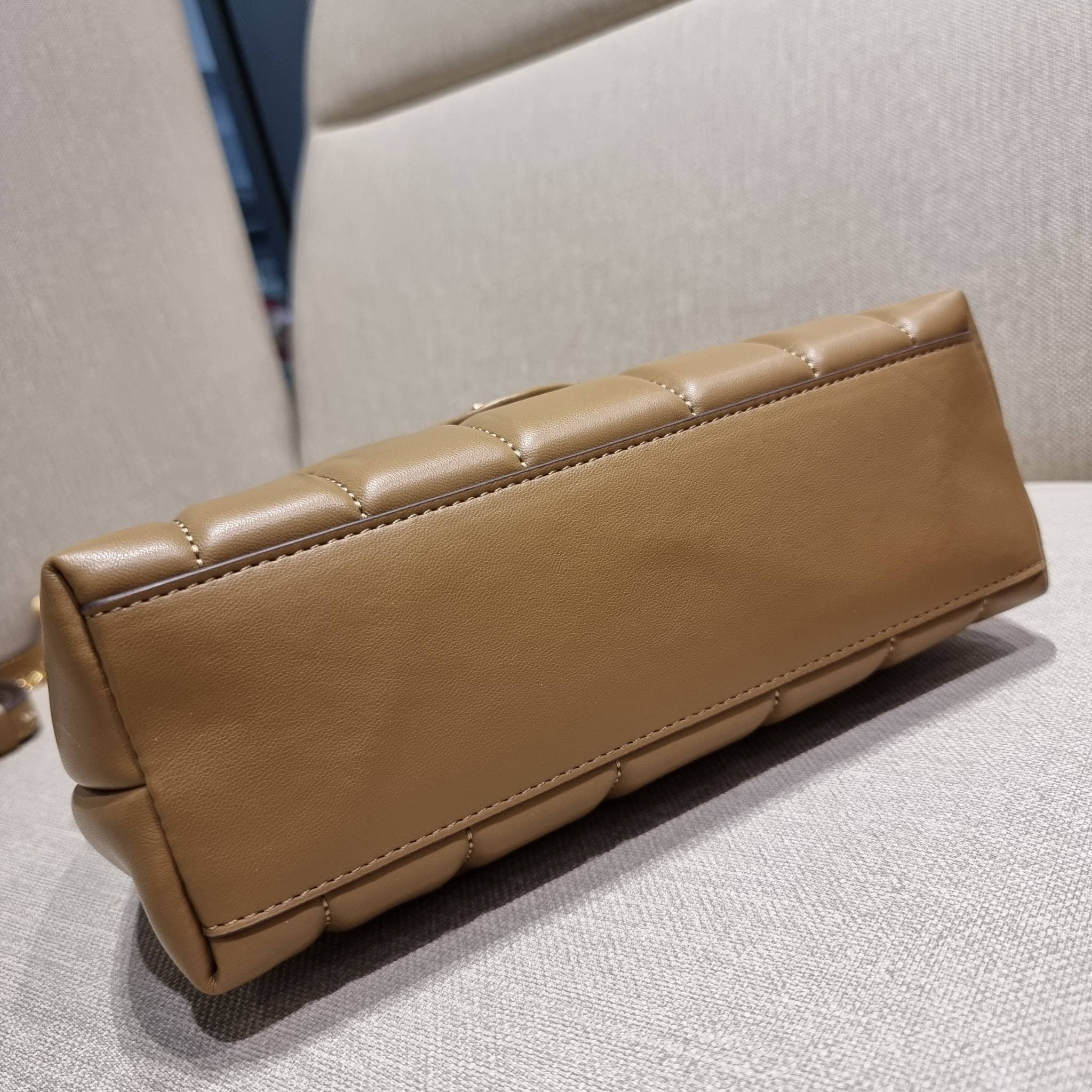 TORY BURCH KIRA QUILTED SMALL SATCHEL มาแล้วด่วนๆ!! กับคอลที่ปังไม่ไหว พร้อมเสิร์ฟสีคลาสสิค กระเป๋าถือ/สะพาย ทรงสวย สะพายคล่องตัว หนังแท้ ดีไซน์บุนวม เส้นคมสวยหรู วัสดุหนังแกะ สัมผัสดีงาม นิ่มมือ เปิด-ปิดด้วยอะไหล่บิดล็อค ภายในเป็นช่องโล่ง มีช่องซิป ใส่ขอ