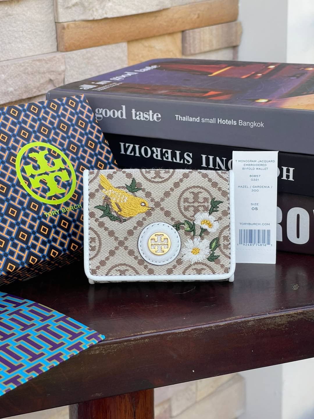 ของแท้ 💯% 】Tory burch T monogram jacquard embroidered mini wallet สวยงามด้วยดีไซน์ กระเป๋า T Monogram สำหรับสาว ๆ ที่ไม่ชอบจัดเก็บของต่าง ๆ ในกระเป๋าสตางค์มากนัก ต้องถูกใจกระเป๋ารุ่นนี้แน่นอน