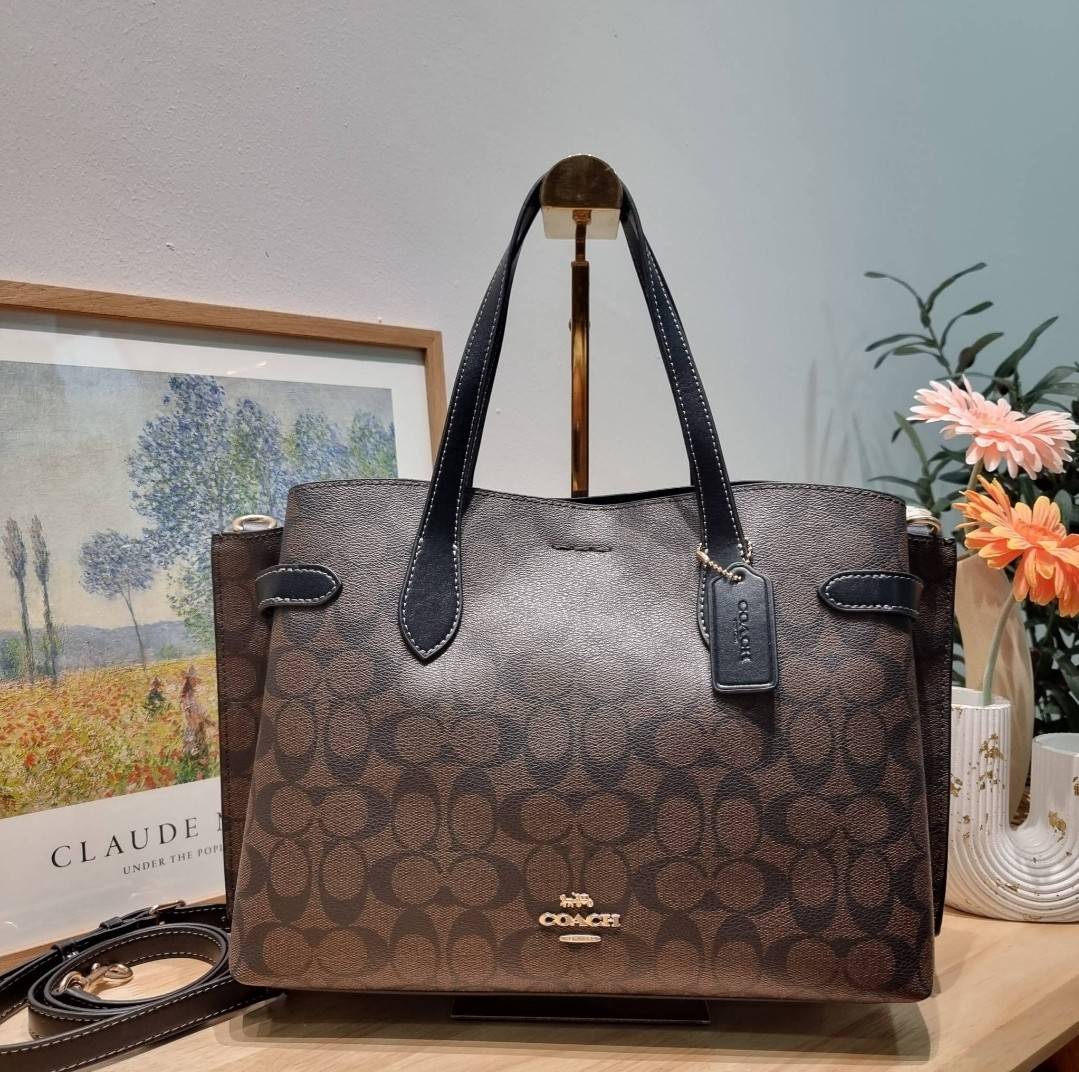 COACH HANNA CARRYALL IN SIGNATURE CANVAS / CH187 / CH195 / CH542 น้องใหม่ เรียบหรู ดูแพง กับกระเป๋าถือ/สะพายทรงสวย คงความคลาสสิค ดีไซน์ตกแต่งสายคาดจับจีบข้างกระเป๋าเพิ่มดีเทล มาพร้อมหูจับในตัว