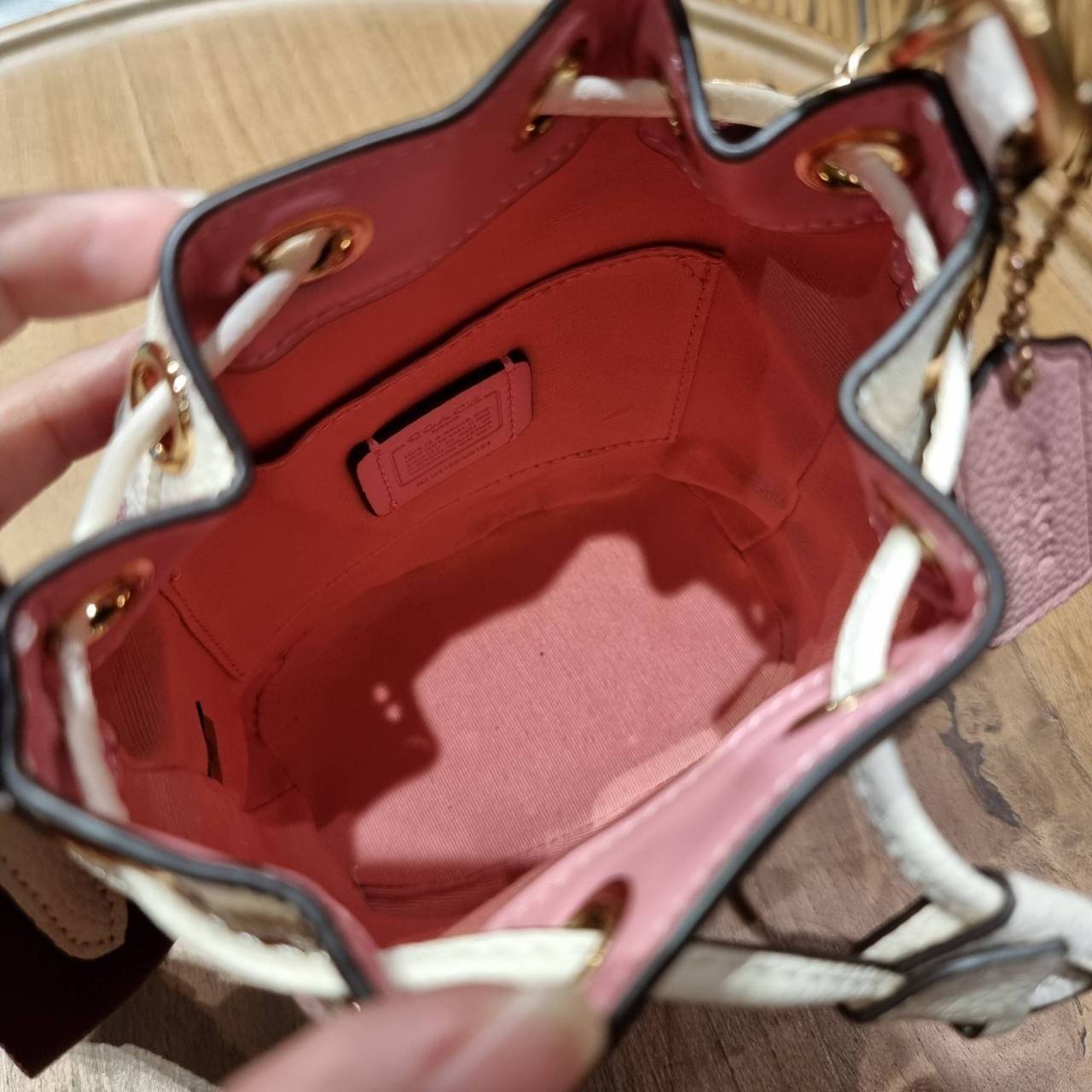 COACH C5121 DEMPSEY 15 DRAWSTRING MINI BUCKET BAG น้องคนสวยมาใหม่จ้า รุ่นใหม่กริ๊บ!! ยังไม่เข้าช็อปไทย ละมุนคุณหนูต้องมาแล้วแหละ กระเป๋าทรงถังไซส์มินิ ใช้งานง่ายด้วยการรูดหนังปิดรอบปากกระเป๋า ทุกอย่างลงตัวที่สุด!! มาพร้อมตัวห้อยรูปหัวใจสีทองกุ๊กกิ๊ก น่ารั