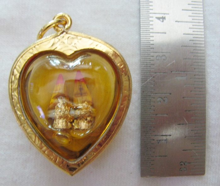 สินค้าหมดค่ะ สาริกาลิ้นทองปากแดงในน้ำมัน องค์ใหญ่ เลี่ยมกรอบหัวใจทองไมครอนพร้อมใบคาถาค่ะ