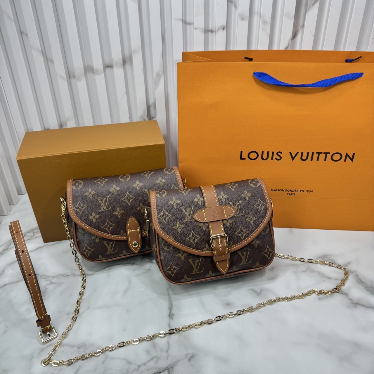 ORI หนังแท้ | Lv Marilyn White Multicolor Monogram Canvas Shoulder Bag สุดคุ้มกับกระเป๋าดีไซน์ใหม่ จัดคู่ดูโอ้ ได้ 2 ใบในราเดียว ปรับใช้งานได้ทั้งคาดเอวหรือสะพายได้ มาพร้อมสายสะพาย 2 แบบ ทั้งสายหนังและสายโซ่ คุ้มยิ่งกว่าอะไรทั้งหมดเลยค่า