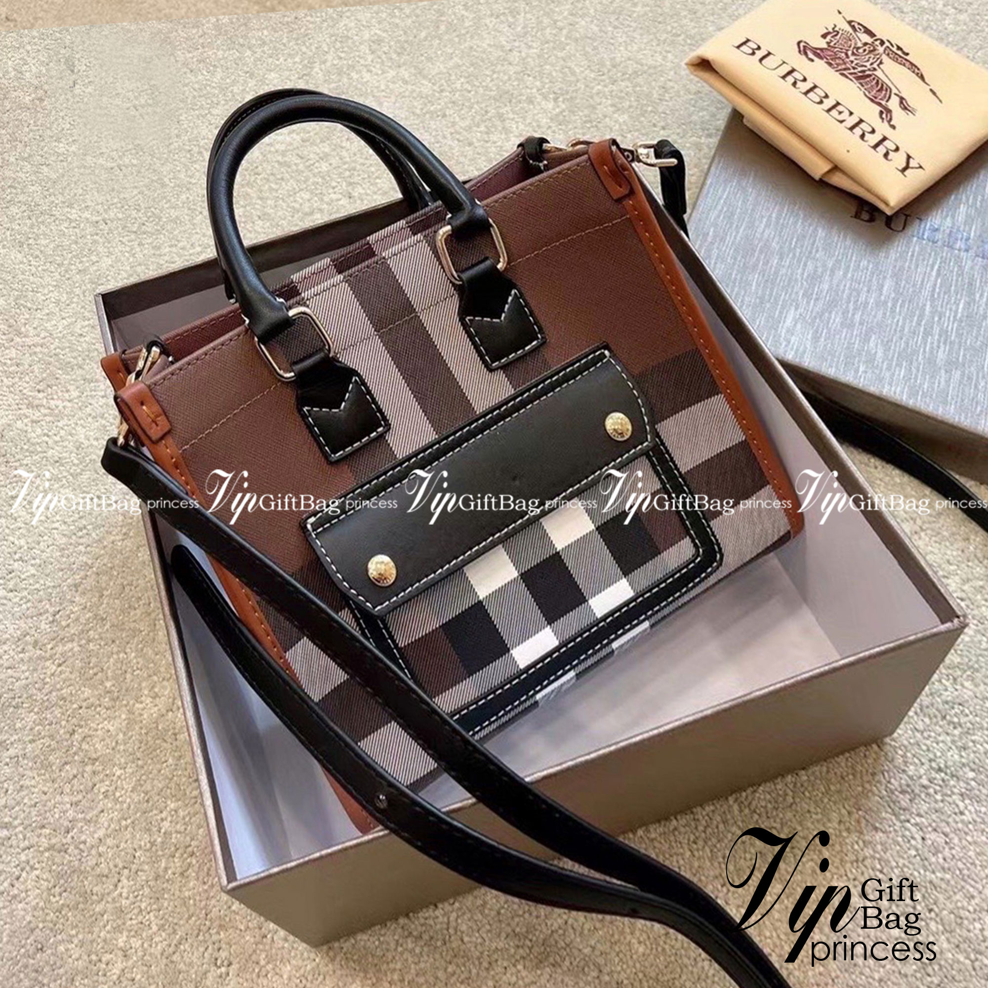 Burberry Check and Leather Mini Freya Tote / BURBERRY Mini Freya tote กระเป๋าสะพายทรงโท้ท โทนสีน้ำตาลดำวินเทจ รุ่นใหม่ล่าสุด ขนาดกำลังดีใช้งานง่าย มาพร้อมสายยาวใช้เป็น everyday look ได้เลยค่ะ