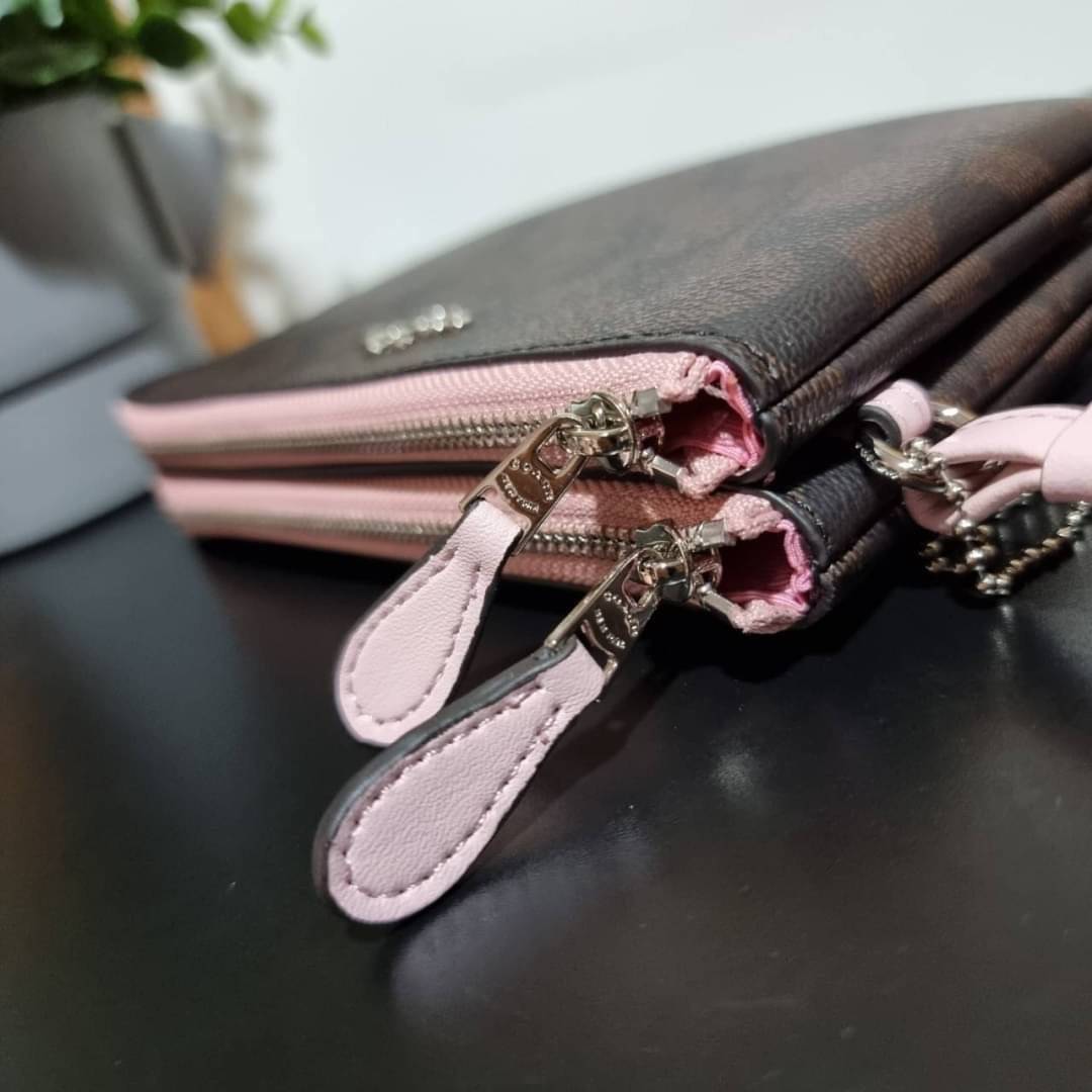 COACH F87591 DOUBLE CORNER ZIP WALLET IN SIGNATURE COATED CANVAS คล้องมือรุ่น 2 ซิป!! มาแล้วจ้า 🌟🤗 ไซส์นี้คือเหมาะมือจริงๆ พกง่ายเช่นเคย ไม่ต้องกังวลว่าจะเกะกะหรือกินพื้นที่กระเป๋าหลัก วัสดุหนังแคนวาสเคลือบลาย มีช่องหลักแยก 2 ช่อง ภายในบุผ