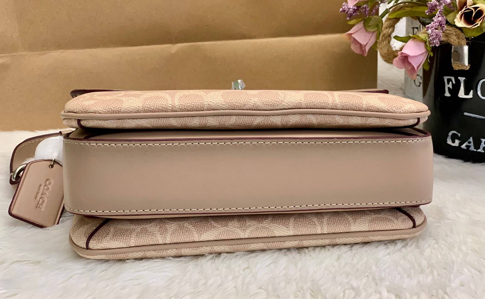 COACH CASSIE CROSSBODY BAG((68349//68348)) พร้อมส่งค่ะ! รุ่นฮิต กระเป๋าหิ้วได้//สะพายข้างหรือครอสบอดี้ร์ได้ หนังแท้นิ่มสวย เปิดปิดกระเป๋าแบบหมุนล็อค ภายในกระเป๋ามี3ช่องให้ใส่ของ แต่ล่ะช่องกว้าง สามารถใส่กระเป๋าเงินใบยาวได้;ของอื่นๆได้จุทีเดียวค่ะ ;มีช่องซ