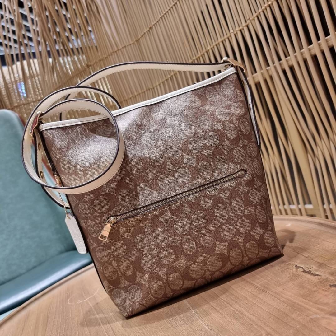OUTLET 】COACH C4112 COACHxPEANUTS VAL DUFFLE IN SIGNATURE CANVAS WITH VARSITY PATCHES ใหม่ล่าสุด กระเป๋าทรงดัฟเฟิล ที่มาพร้อมเหล่าผองเพื่อนสนูปพี สวยมีเอกลักษณ์ ทรงกระเป๋าไม่ซ้ำใคร แถมยังใส่ของได้จุใจไปอีก วัสดุหนังแคนวาสคุณภาพดี ด้านหลังมีช่องซิป กระเป๋า