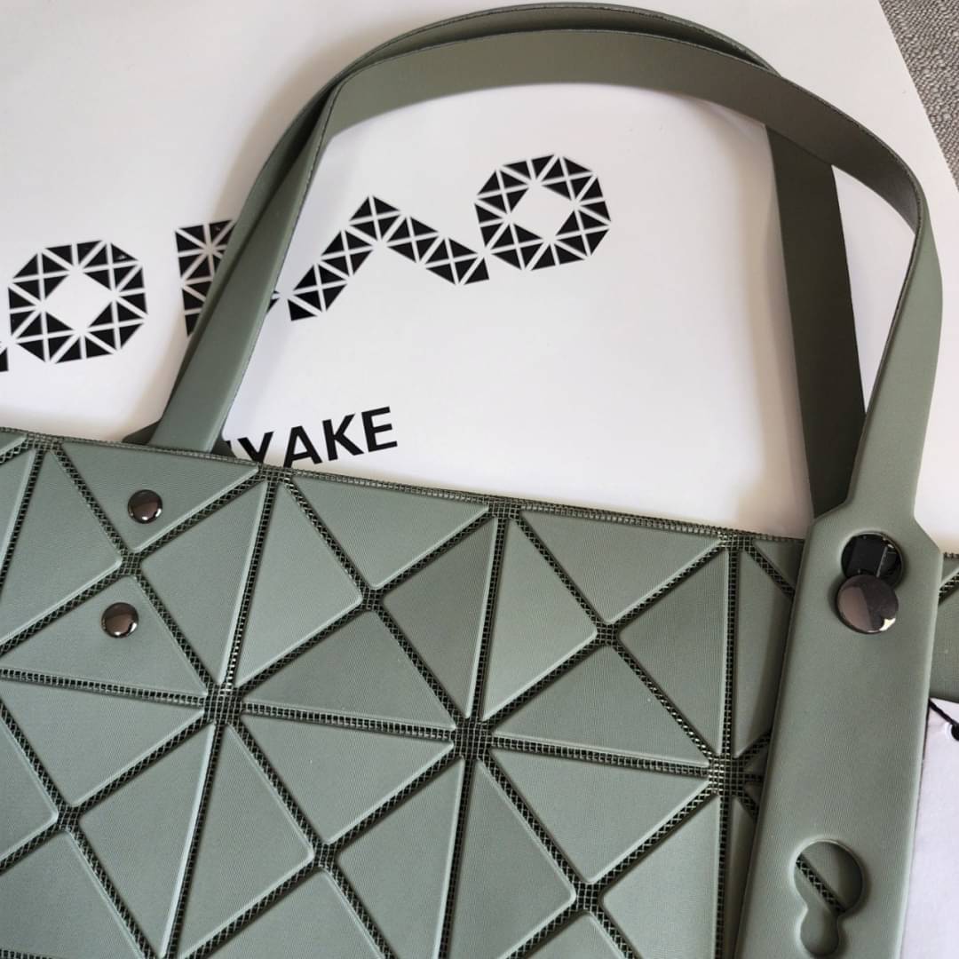 BAO BAO ISSEY MIYAKE LUCENT ONE-TONE กระเป๋า Bao Bao จากแบรนด์ดัง Issey Miyake แบรนด์แฟชั่นจากประเทศญี่ปุ่น ซึ่งมีสินค้ามากมายไม่ว่าจะเป็นเสื้อผ้า นาฬิกา น้ำหอม และที่ขาดไม่ได้นั่นก็คือ กระเป๋า Bao Bao ที่มีความพิเศษในเรื่องของวัสดุและดีไซน์ที่ครองใจสถาปน