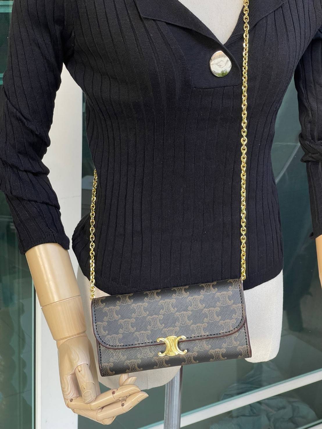 CELINE INSPIRED 2IN1 LONG WALLET ใครมีของที่ต้องจัดเก็บในปริมาณมาก จะต้องถูกใจกระเป๋าสตางค์ผู้หญิงใบนี้แน่นอน เนื่องจากมีช่องแยกย่อยสำหรับใส่ธนบัตร เหรียญ และบัตร รวมแล้วกว่า 10 ช่อง ให้คุณจัดเก็บของต่าง ๆ ได้เป็นสัดส่วน นอกจากนี้ ยังมีช่องใส่ของเบ็ดเตล็ด