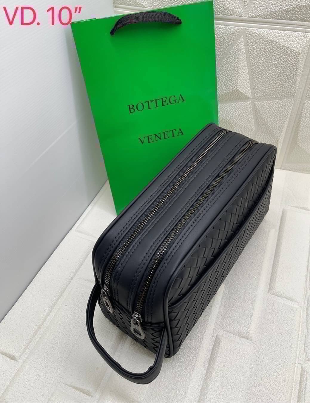 2Zip Bottega Veneta Intrecciato Travel Pouch กระเป๋าทรงพอชพร้อมหูจับในตัว รุ่นยอดนิยม สวยหรูคลาสสิค ดีไซน์หนังสานตารางโดดเด่นเป็นเอกลักษณ์ที่คงความเรียบหรูดูแพงไว้อย่างลงตัว กิมมิคที่ใครๆก็อยากเป็นเจ้าของ