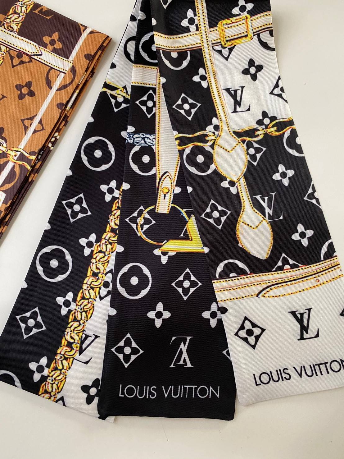 พรีเมี่ยมกิ๊ฟแท้ 100% 】พร้อมส่งที่ไทยที่นี่ที่เดียว CHANEL & LOUIS VUITTON TWILLY SCARF SILK ใช้งานได้อเนกประสงค์ หลากหลายตามไอเดีย