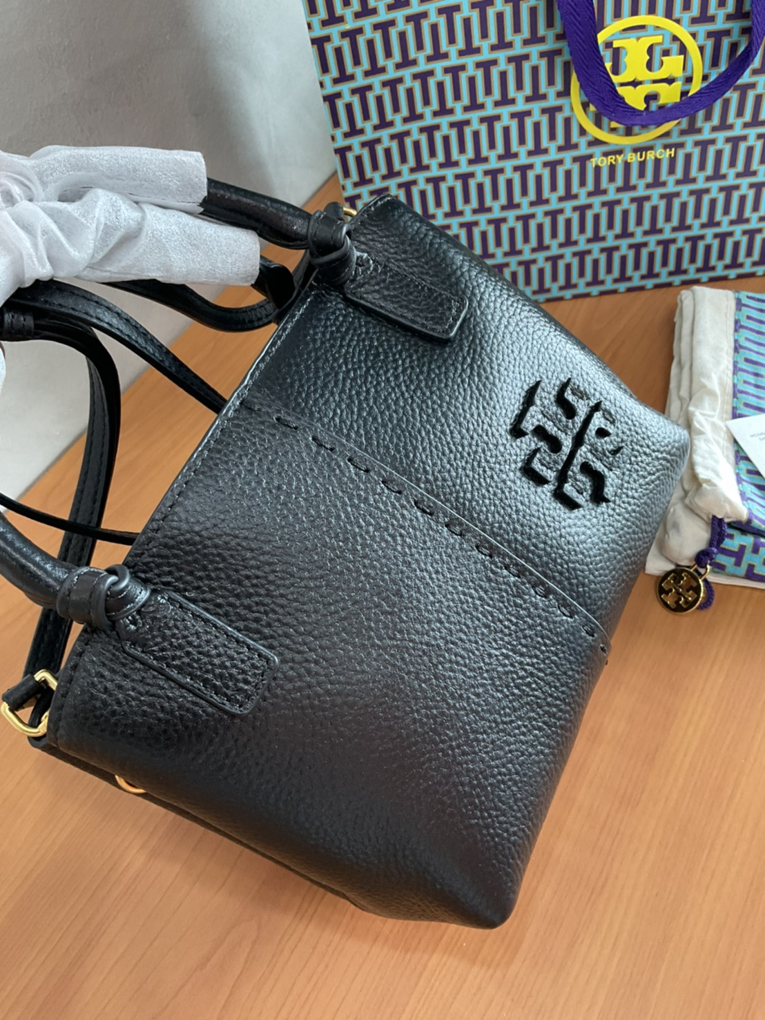 Tory Burch McGraw Mini Satchel กระเป๋าถือ/สะพาย Crossbody วัสดุหนังลูกวัวแท้ 100% ด้านหน้าประดับโลโก้หนัง ตัดเป็นรูปตัว T สัญลักษณ์แบรนด์ ตัวกระเป๋าเดินด้ายเล่นลายเพิ่มลูกเล่น เพื่อความเก๋!!