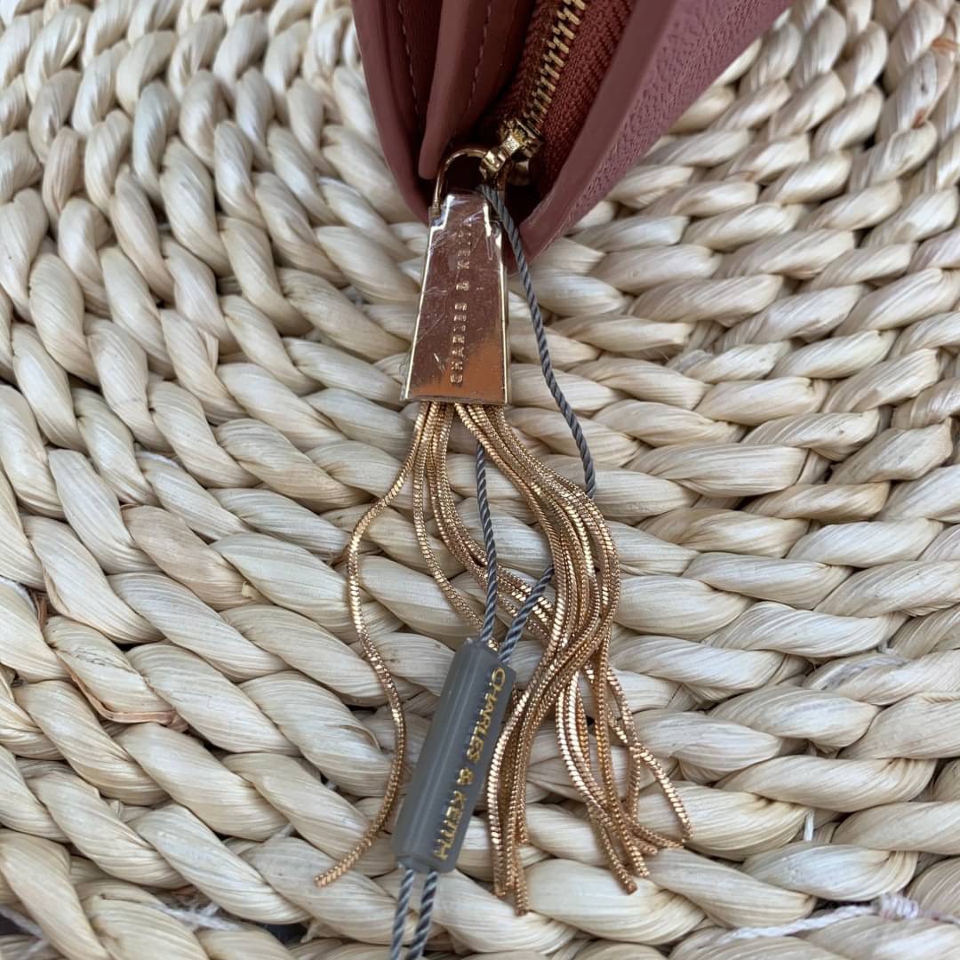 ของแท้ 💯% CHARLES & KEITH METAL TASSEL CLASSIC LONG WALLET กระเป๋าเงินใบยาวรุ่นพู่ยอดฮิต!! หนังพิมพ์ลายคาร์เวียร์ใช้ทน ด้านหลังมีช่องใส่บัตร/แบงค์ได้