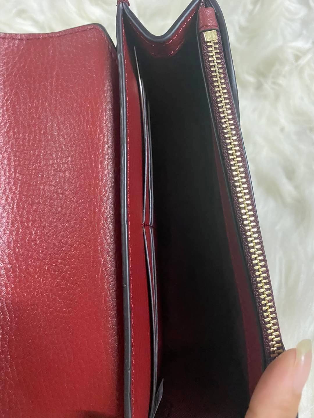 TORY BURCH BRITTEN MINI TOP HANDLE BAG พร้อมส่งที่ไทย กระเป๋าสะพาย Crossbody วัสดุหนังวัวแท้ การออกแบบเรียบง่าย ยังคงความหรูหราเอาไว้ มาพร้อมสายยาวโซ่อะไหล่ทองสลับหนัง ถอดออกได้ ตอบสนองการใช้งานได้ดี มีหูหิ้วด้านบนสามารถใช้งานได้ในหลายโอกาสค่ะ