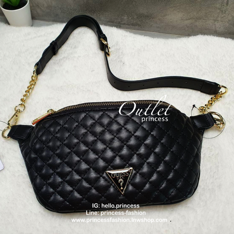 กระเป๋า Guess รุ่นนี้คาดเอว/คาดอก/สะพายข้างได้ครบทุกฟังก์ชั่น ด้านหน้าหนังเป็นลายตาราง ติดโลโก้แบรนด์รูปสามเหลี่ยมด้านหน้า เปิดปิดด้วยซิปยาว ด้านในเป็นช่องกว้างมีช่องซิปด้านใน ตัวกระเป๋าด้านหลังเป็นหนังเรียบ รุ่นนี้มีสายสะพายมา 2 เส้น เส้นแรกเป็นสายหนังปร