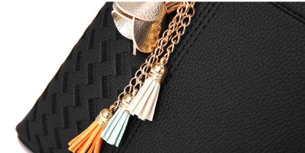 กระเป๋าสะพายข้างผู้หญิง กระเป๋าถือ ทรงคุณนาย กระเป๋าหนังแบบผู้ใหญ่ วัยทำงาน แต่งพู่ เพิ่มสีสัน แยก 3 ช่อง 802542