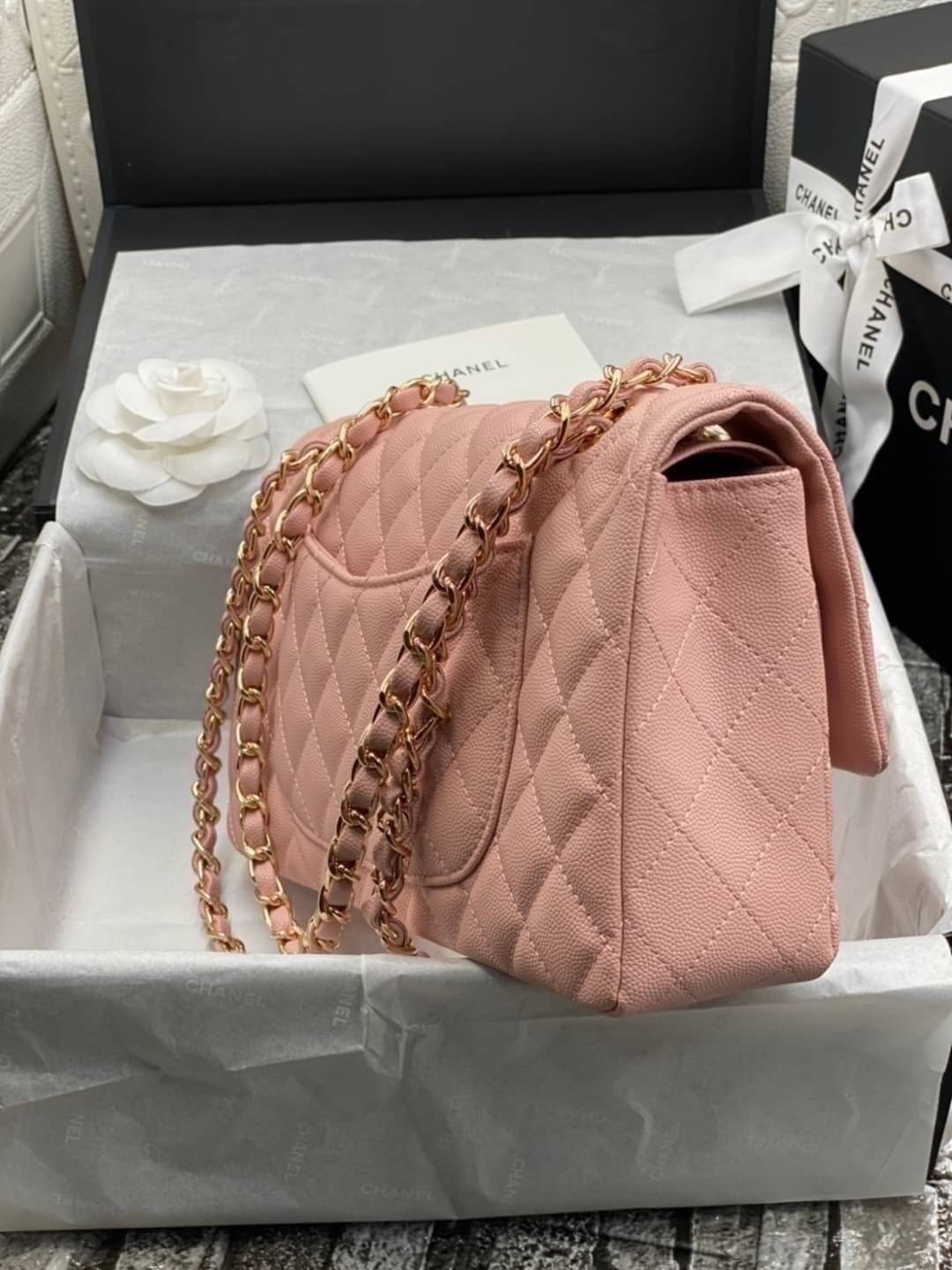 หนังแท้ CHANEL Classic Caviar 25cm กระเป๋าสะพายคลาสสิก หนังแกะและโลหะสีทอง ภาพสินค้าถ่ายจากงานขายจริง ใช้งานต่างประเทศได้