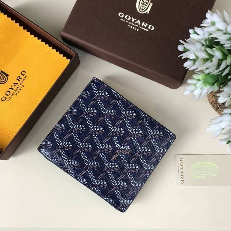 VIP GIFT 】GOYARD Victoire Bifold Wallet กระเป๋าสตางค์ผู้ชายใบสั้น พร้อมส่ง 6 สี พร้อมกล่องสวยหรูน่าใช้มากค่ะ อีกรุ่นที่ยอดขายไม่เคยตก 🤑🤑 ใบจริงดูผู้ดี ดูแพง!! ภายในมีช่องใส่บัตรได้เยอะ ใส่ธนบัตรได้ทุกใบ ห้ามพลาดจร้าา!! ((รุ่นเดินด้ายโทนสีเ