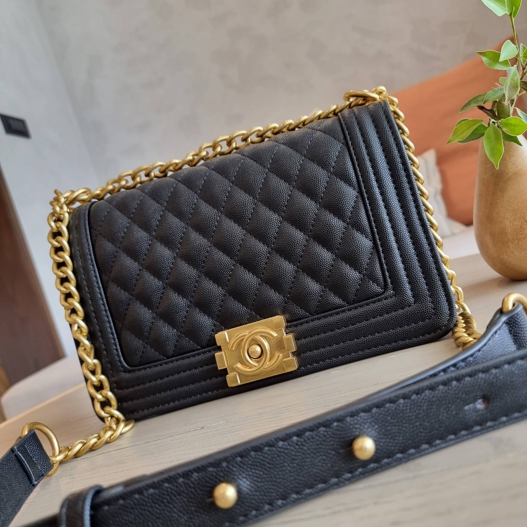 Chanel Boy 10" พร้อมส่งที่ไทย รุ่นสุดฮอต อะไหล่สีทองสุดหรู วัสดุหนังลายคาร์เวีย ทรงคลาสสิคที่สาวๆห้ามพลาด!! ในราคาสุดคุ้ม เปิด-ปิดกระเป๋าด้วยตัวล็อค ภายในโล่งกว้าง ไซส์ใหญ่ใส่ของได้เยอะ มีช่องแยกในกระเป๋า มาพร้อมสายสะพายโซ่สลับหนังรองบ่า (ถอดได้-ปรับ