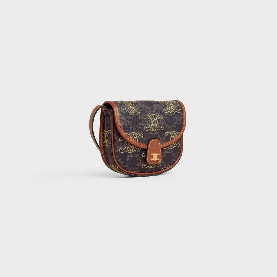 VIP 🥂 CELINE MINI BESACE IN TRIOMPHE CANVAS WITH TRIOMPHE HEART EMBROIDERY ใหม่พร้อมเสิร์ฟแบบไม่ต้องรอใคร!! กับกระเป๋าสะพายข้าง ที่เห็นแล้วต้องรัก ด้วยรูปทรงที่คลาสสิคแฝงความหรู ขนาดกำลังน่าใช้ โลโก้ลายปัก ดีเทลเดินด้ายรูปหัวใจ คละรอบใบ วัสดุหนังแ