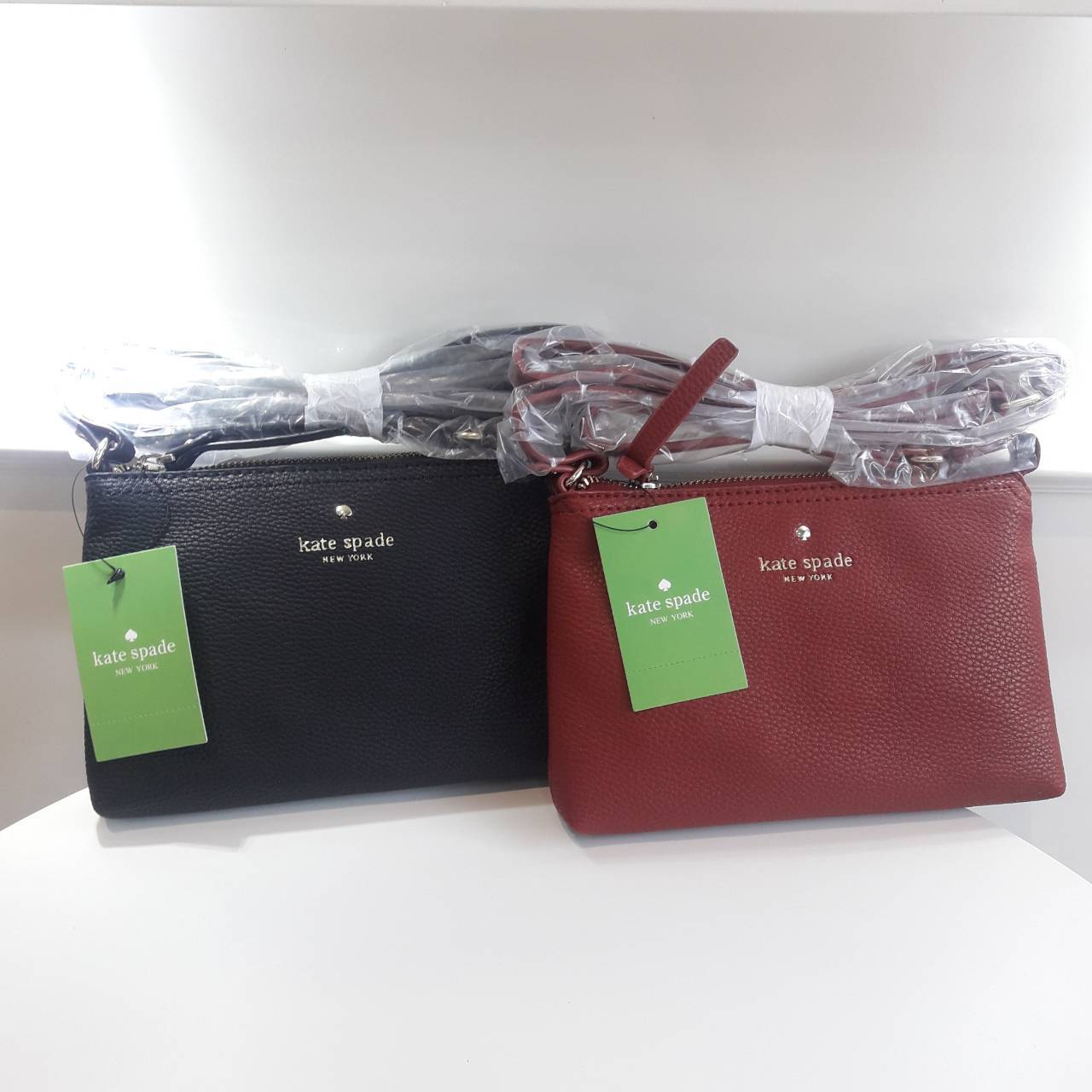 KATE SPADE NEW YORK กระเป๋าสะพายขนาดเล็ก หนังนิ๊มนิ่ม เปิดปิดด้วยซิป มีที่จับหนังเก็ๆ ด้านในมีช่องซิป+ช่องใส่ของจุกจิก ใส่กปต.สั้น + มือถือได้ทุกรุ่น น้ำหนักเบา สายพะพายปรับได้แบบเข็มขัด สะพายชิวๆ Minimal look น่ารักมากๆค่ะ