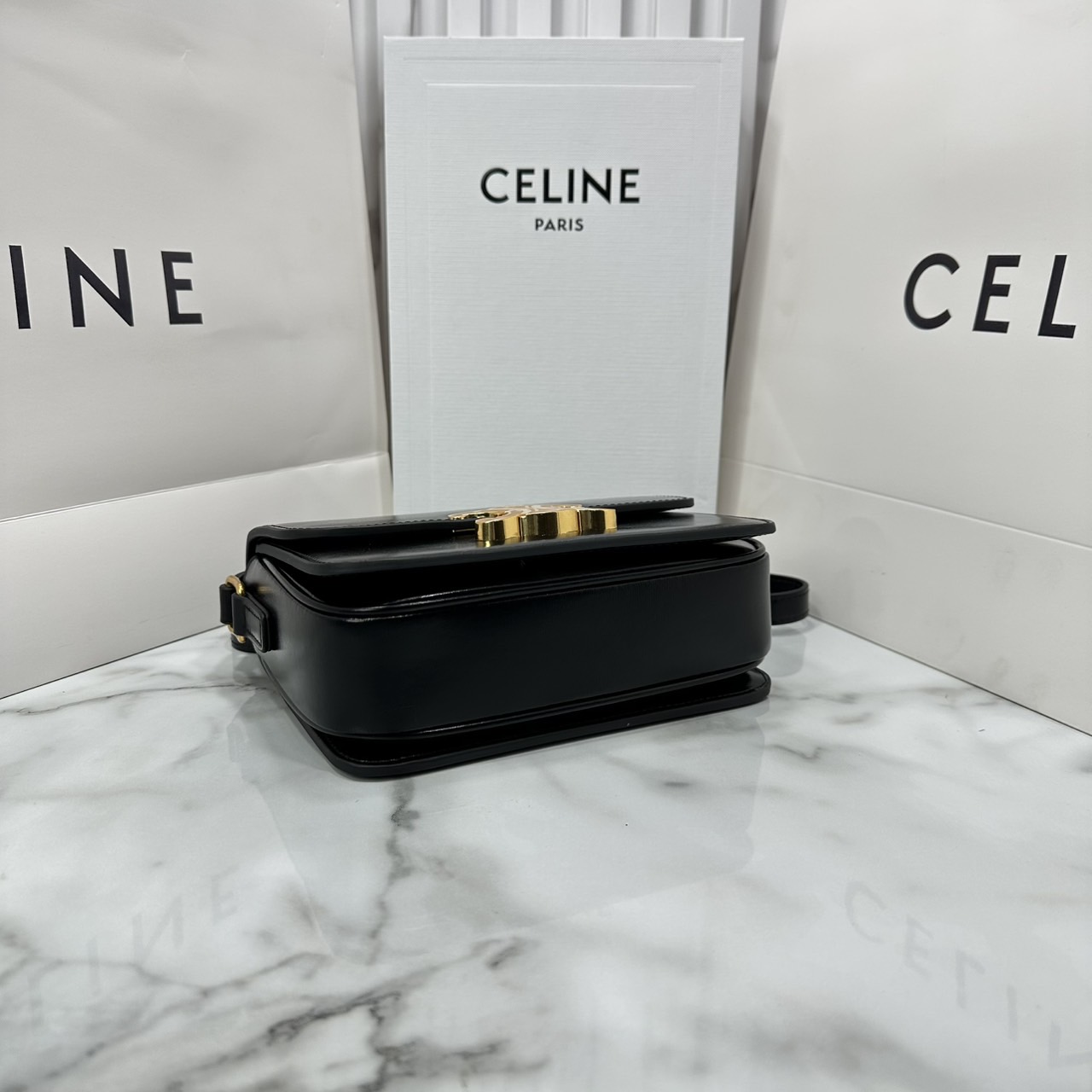 ORI หนังแท้ | 7" CELINE TRIOMPHE TEEN BAG in glossy leather กระเป๋าสะพายรุ่นยอดนิยม ถ่ายทอดให้เห็นถึงแก่นแท้ของสไตล์แบบ CELINE งานหนังเรียบเงาสวยหรูหรา
