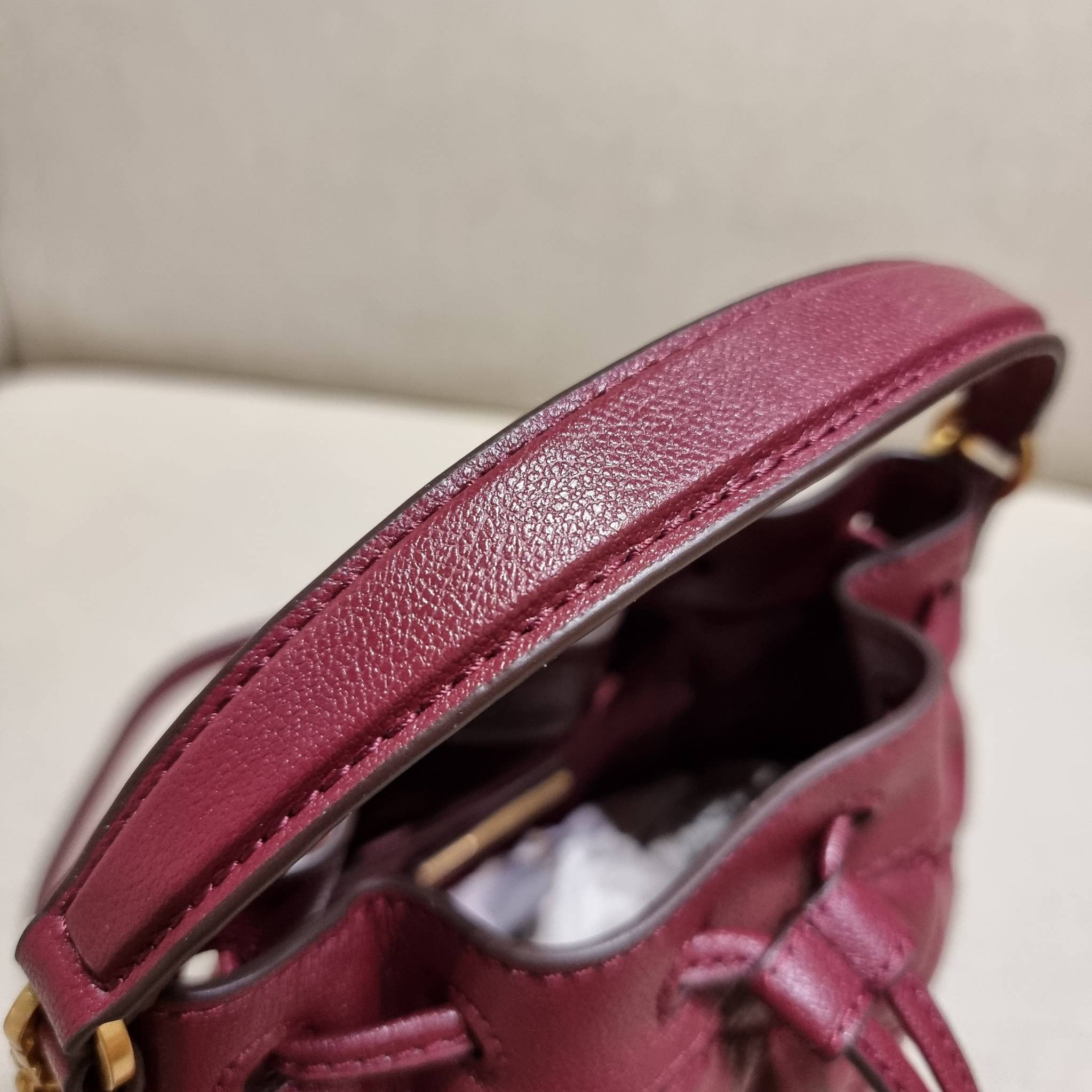 TORY BURCH WILLA MINI BUCKET BAG NEW ARRIVAL สุดปัง กระเป๋าสะพายทรงบัคเก็ต สวยผู้ดี โดดเด่นด้วยโลโก้สีทองดูหรู อัพลุคผู้ดี๊ผู้ดี วัสดุหนังแท้ ดีไซน์บุนวม เส้นคมดีเทลหรู เปิด-ปิดหนังรูดปากกระเป๋า มีหูหิ้วในตัว คล้องแขนเก๋ๆ ภายในเป็นช่องโล่ง มีช่องย่อย ใส่ข