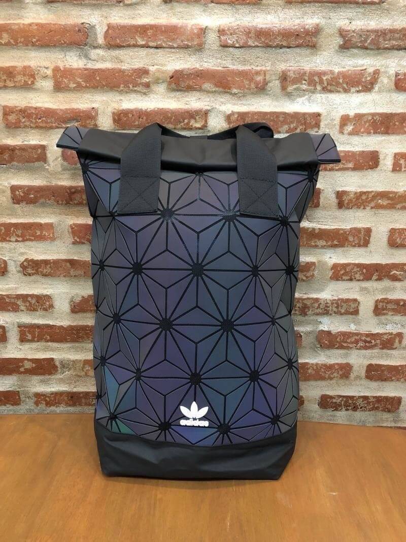 Adidas 3D Roll Top Backpack กระเป๋าเป้ Unisex ดีไซน์สุดฮิตสไตล์ ISSEY MIYAKE ใช้ได้ทั้งชายและหญิง เปิดปิดแบบ Roll Top ด้านหน้ามีโลโก้ ด้านหลังมี1ช่องซิป หัวซิปตีแบรนด์2ฝั่งตามคอลเลคชั่นY2018สวยดูดีใบใหญ่กำลังดีน้ำหนักเบา ภายในกว้างและจุ มีโลโก้ ช่องซิปช่อ