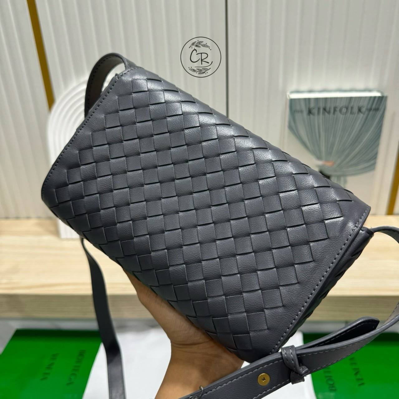 Bottega Veneta Andiamo Shoulder Bag กระเป๋าสะพายสุดชิค ถือเป็นคลัชหรือสะพายได้ ดีไซน์หนังสานตารางสวยโดดเด่นเป็นเอกลักษณ์ที่คงความเรียบหรูดูแพงไว้อย่างลงตัว