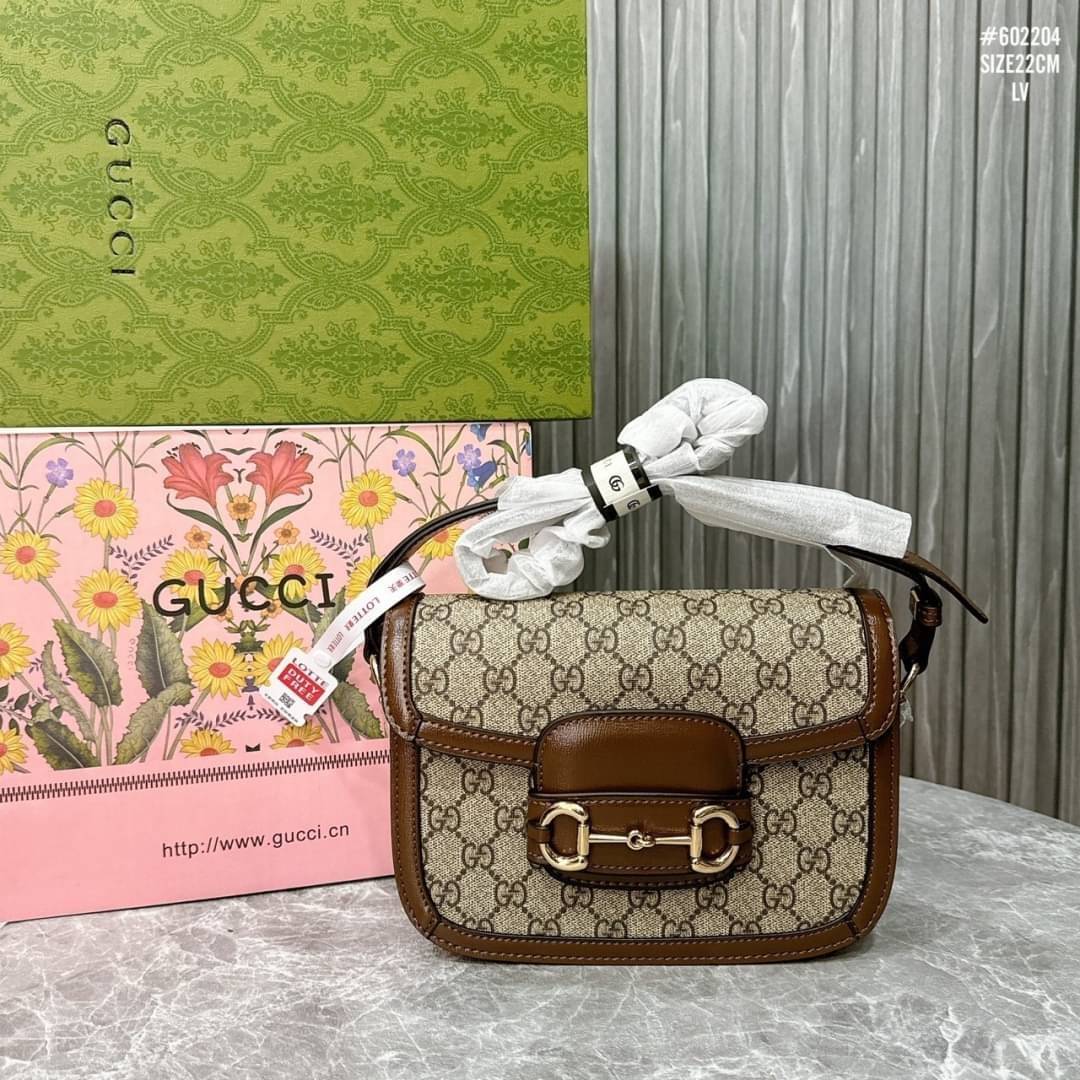 Gucci Horsebit 1955 mini shoulder bag 20cm กระเป๋าสะพายทรงคลาสสิค หรูหรา รุ่นยอดนิยม!! มากี่รอบก็ไม่เคยพอ!! ใช้แล้วดูดีมีเสน่ห์ขึ้นทันที สวยผู้ดี ดารา เซเลปใช้กันเพียบ งานสวยอยู่ทรง