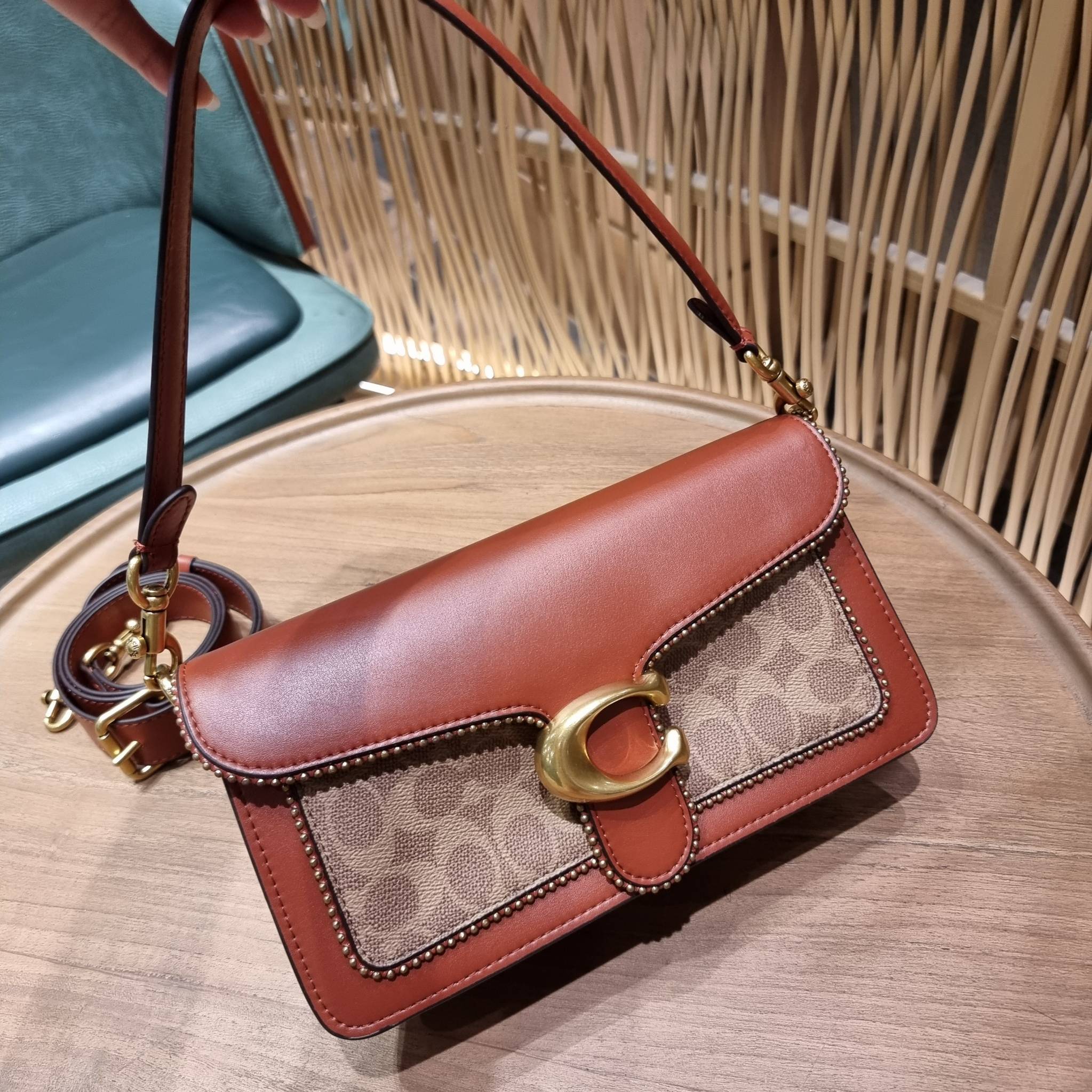 COACH TABBY SHOULDER BAG 26 IN SIGNATURE CANVAS WITH BEADCHAIN (6793,91215) กระเป๋าสะพายไหล่ ดีไซน์วินเทจย้อนยุค สวยคมชัด คลาสสิคใช้ได้ทุกลุค วัสดุหนังแท้สลับหนังแคนวาสเคลือบลาย เปิด-ปิดด้วยแม่เหล็กในตัว รับรองแน่นหนา ด้านหลังมีช่องแยก ภายในเป็นช่องโล่ง ข