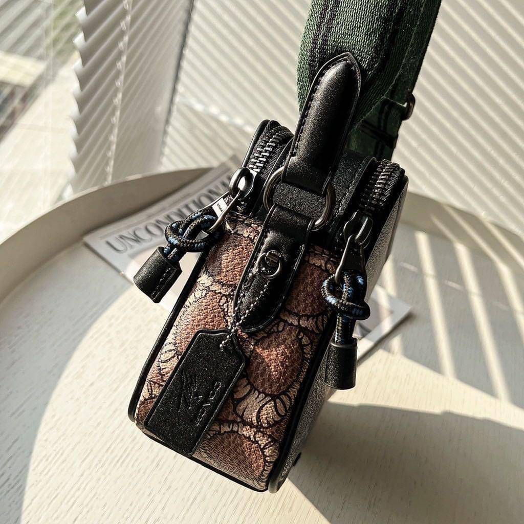 COACH X MICHAEL B. JORDAN CHARTER CROSSBODY 24 IN MUMMIFIED SIGNATURE CANVAS พร้อมส่งที่ไทย ภาพสินค้าถ่ายจากงานขายจริง ใช้งานต่างประเทศได้