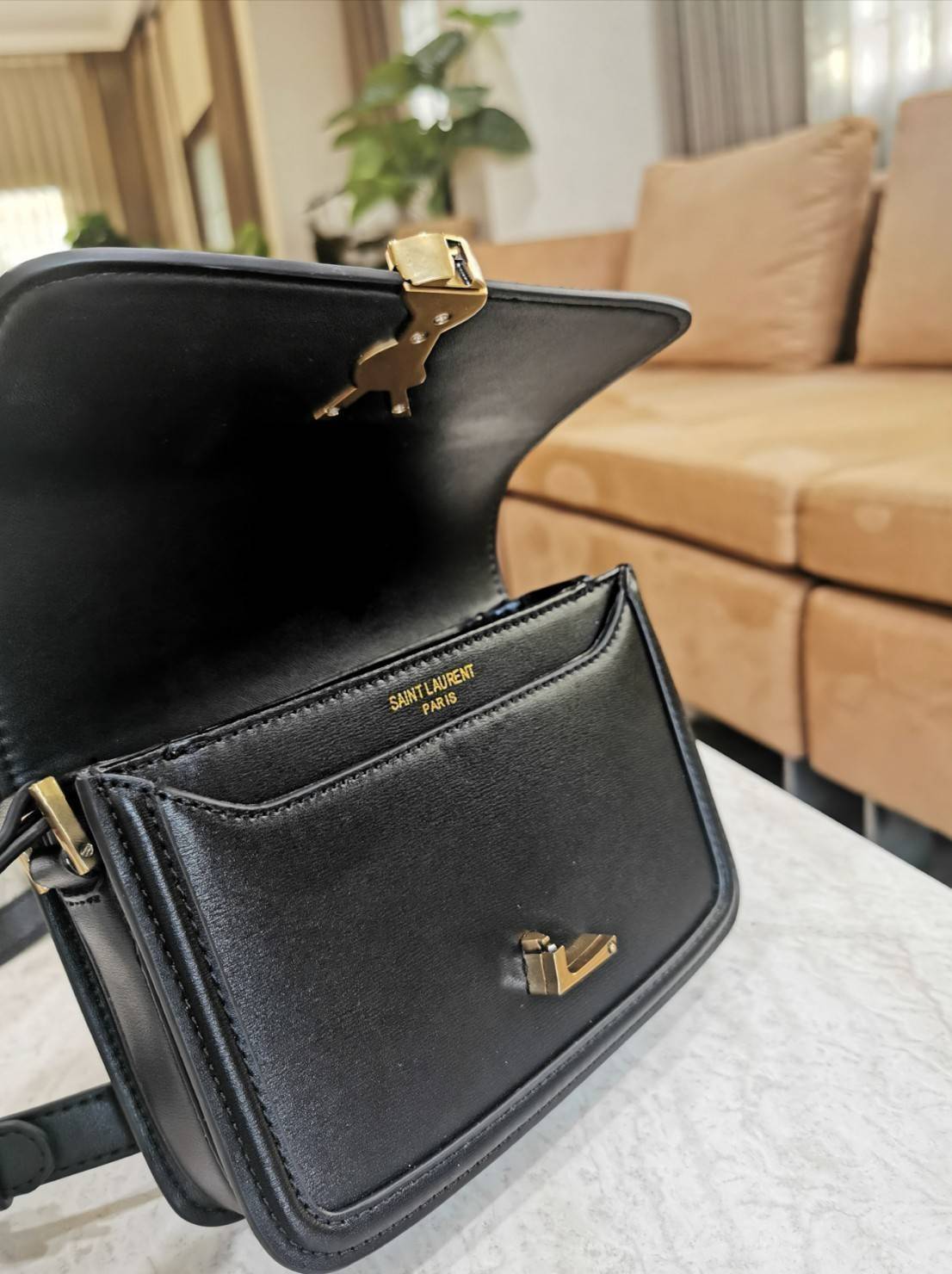 YVES SAINT LAURENT YSL BAG VIP GIFT WITH PURCHASE (GWP) พรีเมี่ยมกิ้ฟ Limited Edition จาก YSL DUTY FREE COUNTER วัสดุหนังแท้ Calfskin ทรงสี่เหลี่ยมหนังสวยหรูอยู่ทรงเปิดปิดด้วยฝาปิดโลโก้แบรนด์อะไหล่ทอง ภายในโล่งมีช่องหลัก และช่องย่อยสามารถใส่มือถือของใช้จุ
