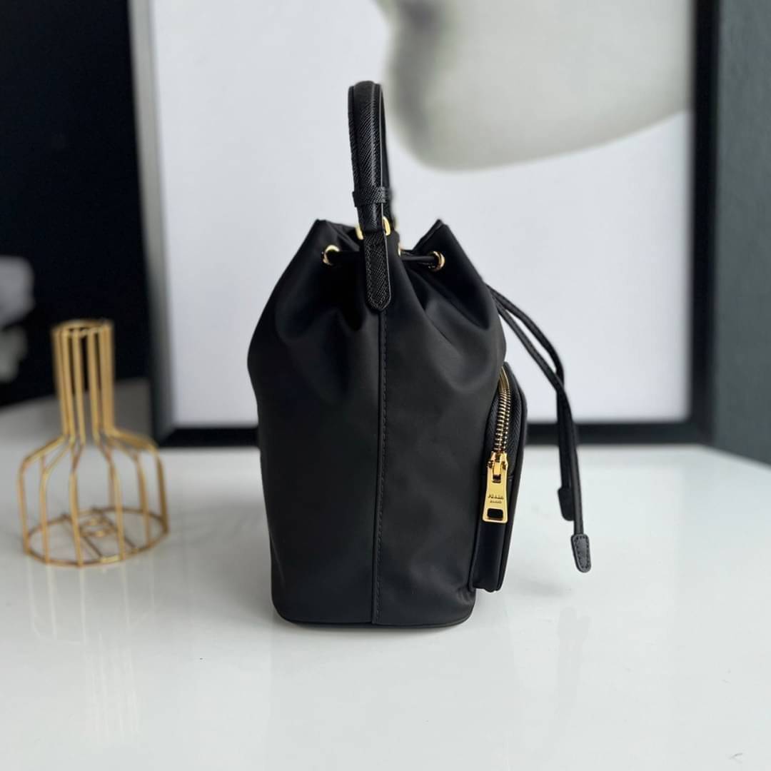 Prada Duet Re-Nylon Bucket shoulder bag / Prada Nylon bucket bag Pastel เกรดใช้สลับใบจริง ออริจินอล ใช้งานต่างประเทศได้ น้องสาวสุดสวยมาให้จับจองอีกหนึ่ง สีพาสเทลน่ารักละมุนมากๆ ค่ะ กระเป๋าสะพายข้าง ทรงขนมจีบ ไซส์มินิ ขนาดน่ารักน่าใช้มาก วัสดุขอบหนังแท้ แล