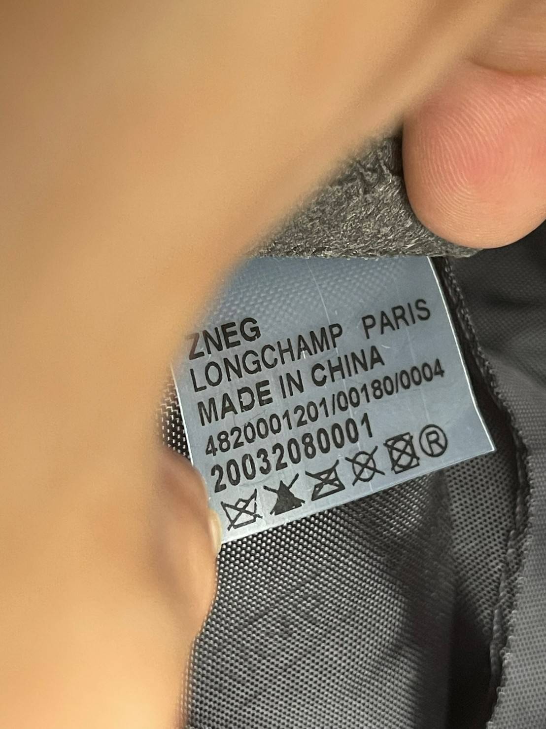 LONGCHAMP BOXFORD TRAVEL BAG M กระเป๋าเดินทางขนาดกลาง มาพร้อมสายสะพายที่สามารถถอดได้ ให้คุณเลือกสะพายไหล่หรือถือได้ มีซิปรูดเปิดปิดกระเป๋าที่ให้คุณมั่นใจได้ว่าคุณจัดเก็บไอเท็มของคุณได้อย่างมิดชิด บ็อคฟอร์ด (BOXFORD) สะท้อนความเป็นเอกลักษณ์ของแบรนด์ที่เปี่