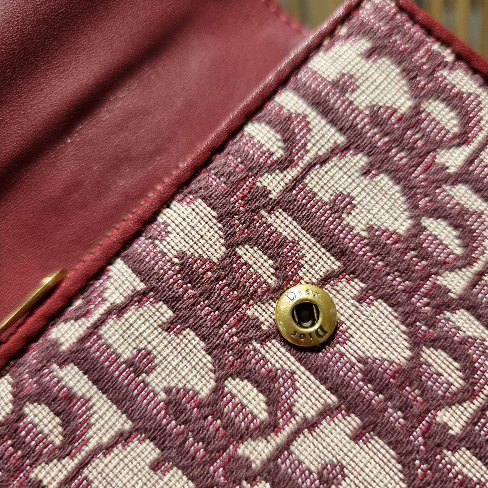 VIP 】CD TRIFOLD WALLET WITH GWP ที่สุดของความคลาสสิค กระเป๋าสตางค์ใบสั้นแบบพับ พรีเมี่ยมกิ๊ฟจากเคาน์เตอร์ วัสดุผ้าแคนวาสปักลาย สลับหนังแท้ภายใน โลโก้สีทองเหลือง สวยวินเทจ โดดเด่นเป็นเอกลักษณ์ ภายในมีช่องใส่บัตร ใส่ธนบัตร ใส่เหรียญได้ คัดมาให้แบบปังๆ ต้องจ