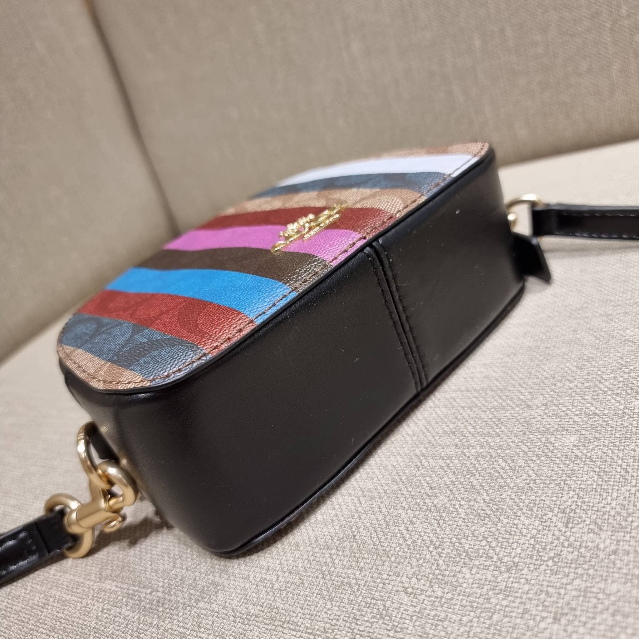 OUTLET 】COACH C5590 MINI SERENA CROSSBODY IN SIGNATURE CANVAS WITH STRIPE PRINT มาจ้าแม่ มาหนักๆอีกแล้ว กับคอลเลคชั่นที่ขายดี ขายหมด ไม่เคยพอจะขาย!! มินิเซเรนา ดีไซน์สดใส น่ารักน่าใช้ที่สุด วัสดุหนังแคนวาสเคลือบลาย เปิด-ปิดด้วยซิป สะดวกใช้ ภายในเป็นช่องโล