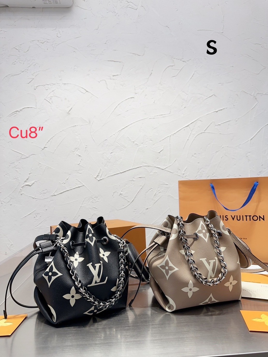 LV Neonoe Monogram Flowers 8" / LV Bucket Bag กระเป๋าสะพายทรงบัคเก็ต โดดเด่นด้วยการตกแต่งสายโซ่สลับหนัง รูดเปิด-ปิดปากกระเป๋าด้วยเส้นหนัง ภายในแบ่งสัดส่วนไว้สวย จุของได้ครบถ้วน แนะนำใช้เป็น everyday bag ได้เลยจ้า