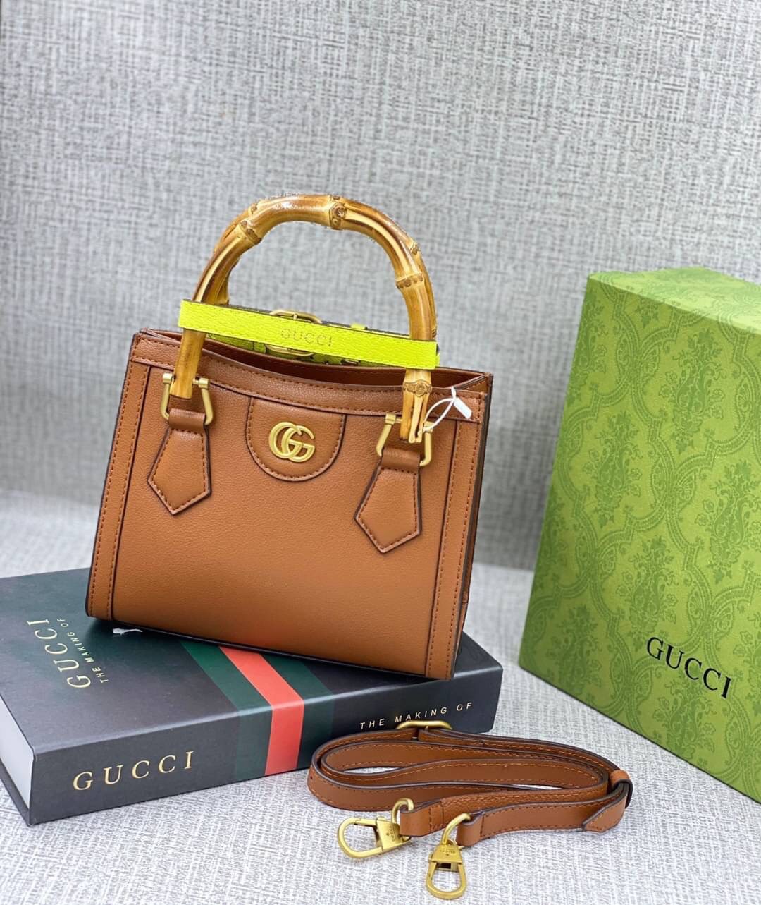 VIP GIFT 】หนังแท้ GUCCI Diana mini tote bag กระเป๋างานหูไม้ไผ่สุดคลาสสิก ดีไซน์มาใหม่พร้อมเข็ดขัดหนังสีสะท้อนแสงประดับตรงหูกระเป๋า ขนาดมินิกำลังน่ารักเลยค่ะ วัสดุหนังแท้ อะไหล่ทอง งานสวยตั้งอยู่ทรง มีสายสะพายยาว 1เส้น สามารถปรับระดับได้-ถอดได้ งานเก๋ไก๋ที