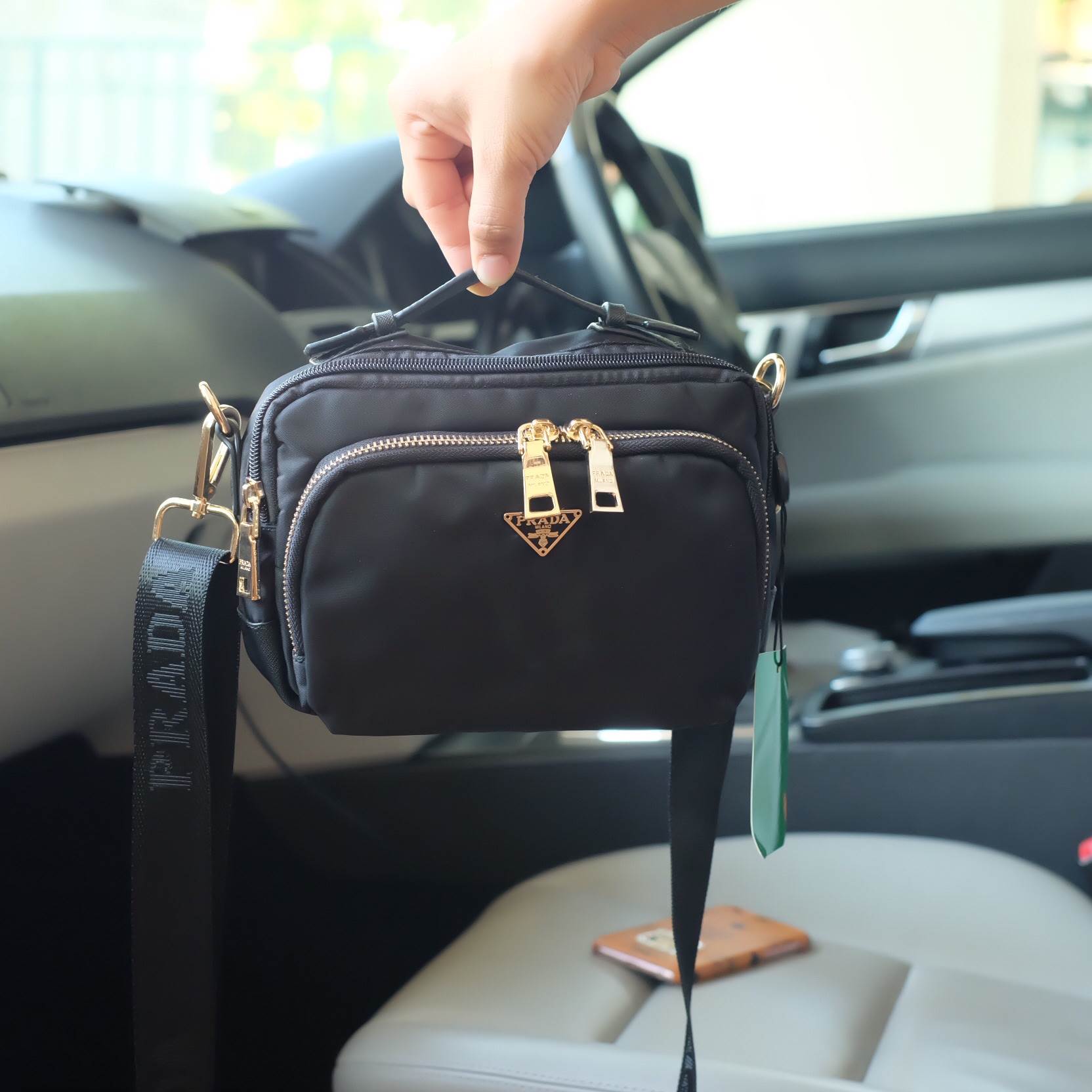 งานพรีเมี่ยมกิ้ฟ จากเคาเตอร์ต่างประเทศคะ 🐼รุ่น Limited edition ค่า ได้ กระเป๋าอเนกประสงค์ #ใบนี้2in1 จากแบรนด์ PRADA มาค่า เป็น กระเป๋าผ้าไนล่อน ตามแบบฉบับของแบรนด์เลย ใบนี้มีสายยาวให้คะ มีหูสั้นสำหรับถือได้ด้วยคะ #เลิศมาก สะพายเป็น shoulder bag ไ