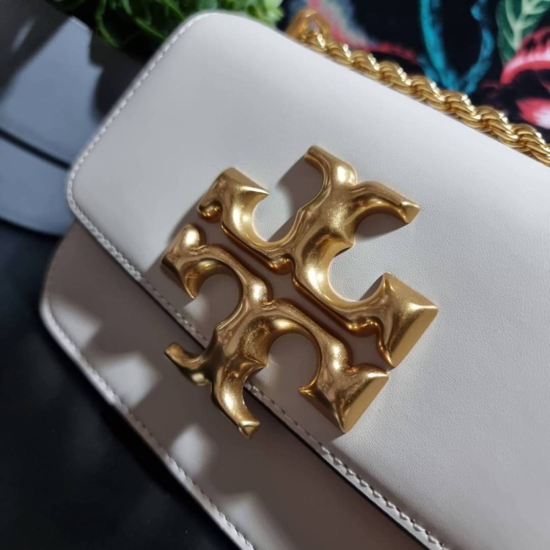 TORY BURCH ELEANOR SMALL CONVERTIBLE SHOULDER BAG ฮอตไอเท็ม รุ่นนี้ขายดีขายหมด สวยหรู คุณหนู ผู้ดี!! หายากมากแล้วน้า กระเป๋าสะพายข้าง ดีไซน์อยู่ทรง ขนาดกำลังสะดวกใช้สำหรับสาว วัสดุหนังแท้เต็มใบ สีทูโทน เปิด-ปิดด้วยแถบแม่เหล็ก ภายในแบ่งสัดส่วนได้เป็นอย่างด