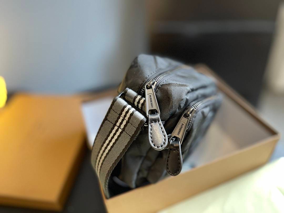 BURBERRY FRAGRANCES BELT BAG / Burberry Messenger nylon bag กระเป๋าสะพายข้างแบบ UNISEX ใช้ได้ทุกเพศ วัสดุไนลอน กันน้ำได้อย่างดี ลายสุดหรูตามแบบฉบับของแบรนด์